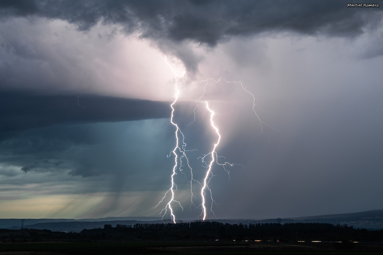 Orage du 26 Août 2023, sud de la Drôme.

Double impacts simultanés sur le bord d'attaque d'un tout petit orage préfrontal. Cette petite cellule orageuse aura été la plus esthétique de la soirée niveau foudre, et c'est très souvent ce qui arrive avec les orages, les plus belles choses s'observent souvent sous les petits orages.

D500, 31mm, 1/3sec, F/6.3, ISO100. - 26/08/2023 20:21 - Martial Romero