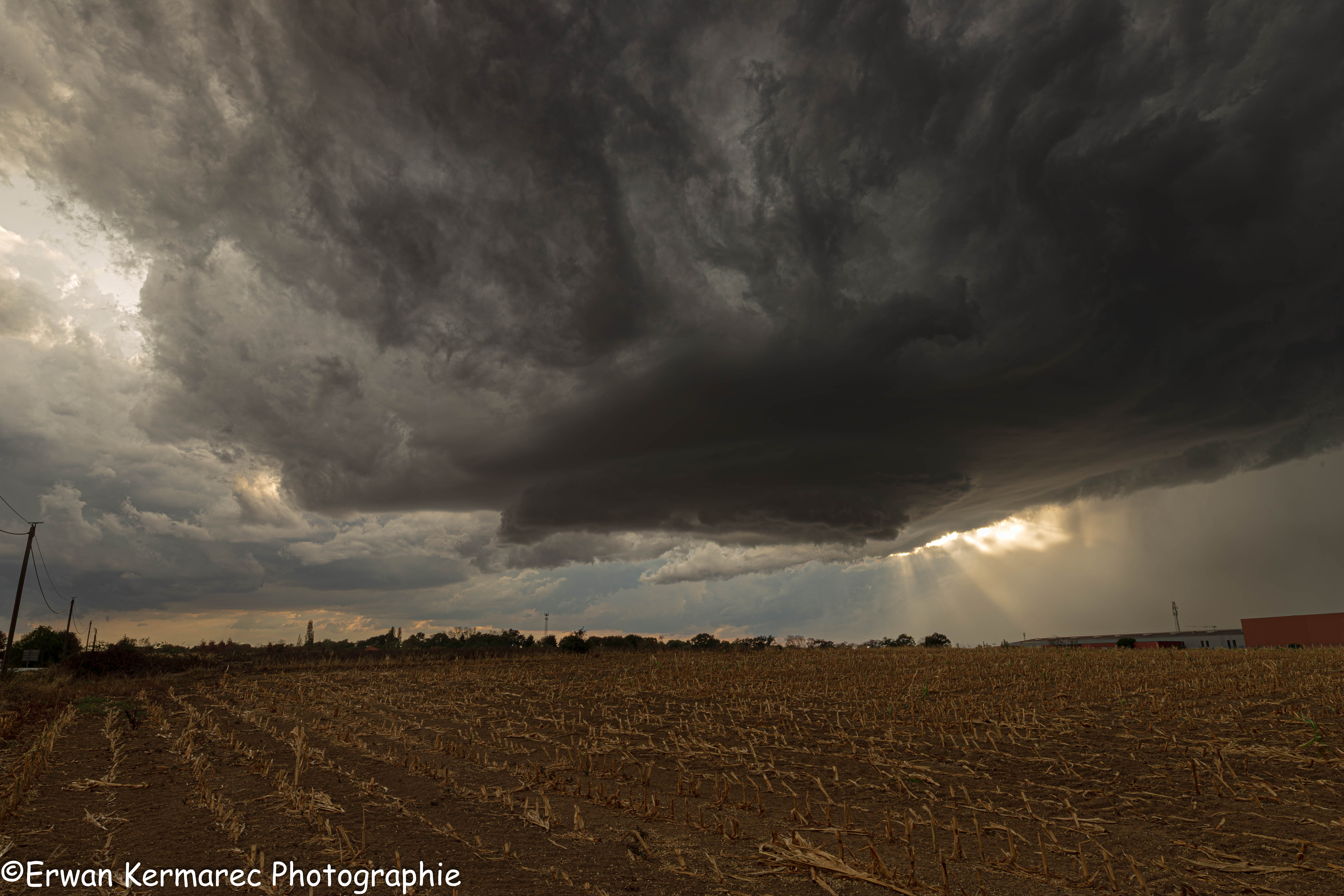 Dégradation 26 Aout 2026
En cette fin de journée du 26 août dans les pays de la Loire , une vigilance orange pour orage est lancée par Météo France. Je décide donc de prendre la direction du Maine et Loire sur le secteur de Cholet. 
Une supercellule décide de pointer son mésocyclone sur la commune de Saint Germain sur moine. 
Elle donnera de la grêle de bonne taille sur l'agglomération Nantaise. - 26/08/2026 18:50 - Erwan Kermarec