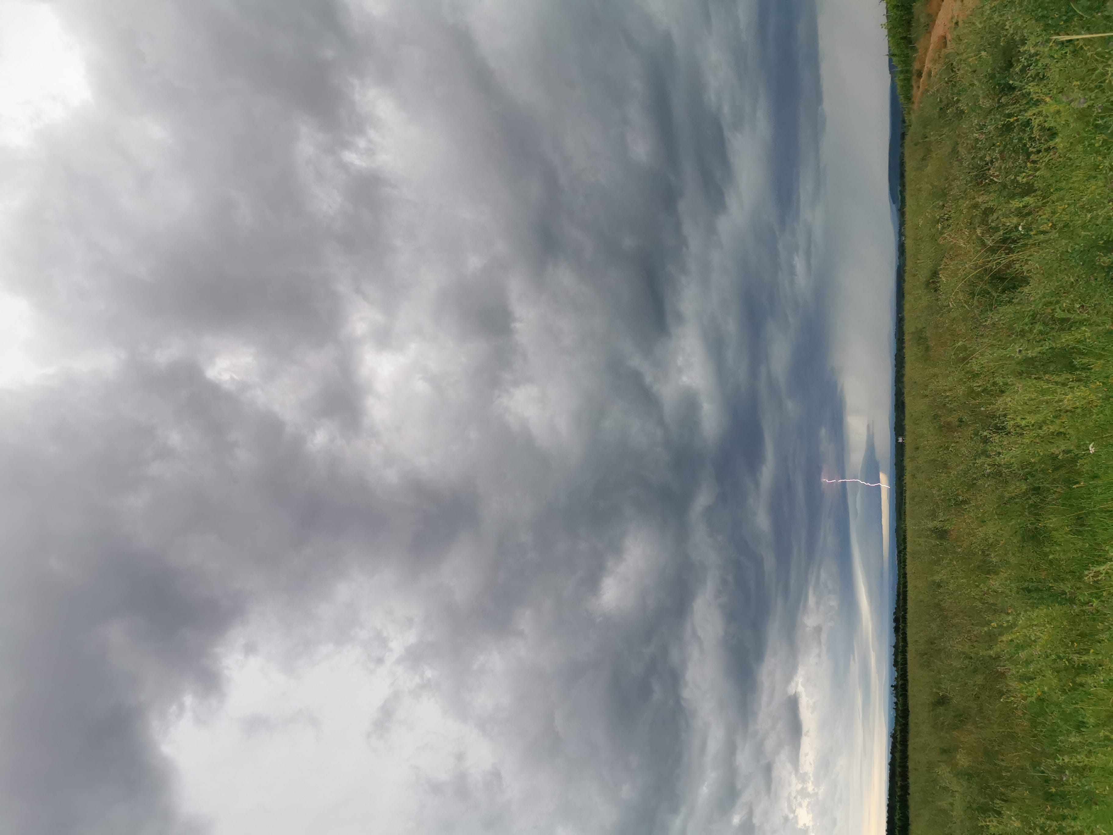 Esthétique cellule remontant de Saône et Loire, et faisant partie de la première vague à déferler sur leVal de Saône ce soir, vue depuis Chaux. - 26/06/2022 19:29 - Baps Man