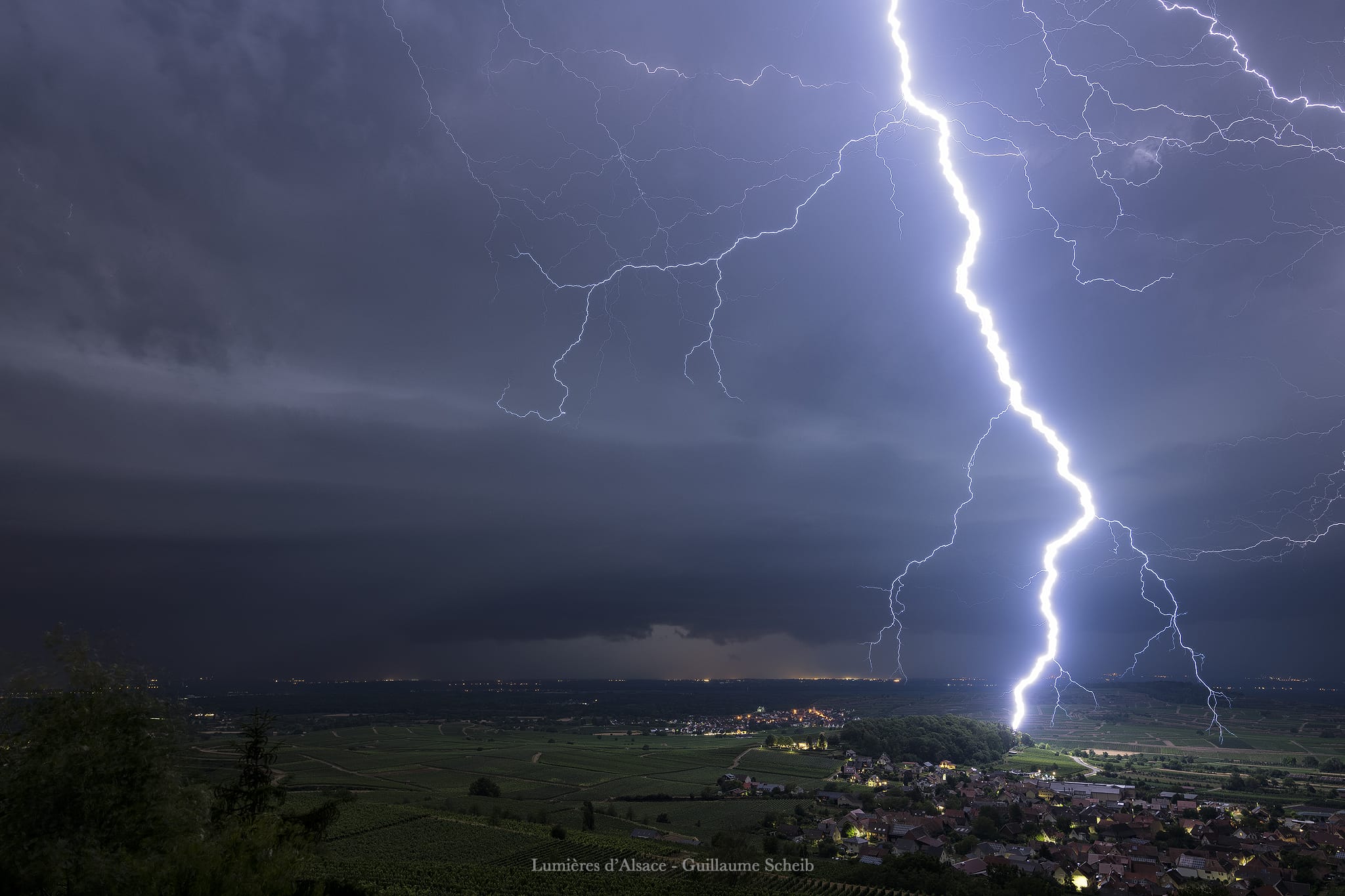 Orage très actif traversant la plaine Haut-Rhinoise dans la nuit du 26 au 27 juin 2022. Sans prévenir cet impact extranuageux tombe juste devant ma position à environ 1500m à vol d'oiseau. - 26/06/2022 23:04 - Guillaume Scheib