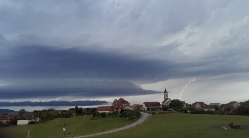 Orage supercellulaire avec très beau mésocyclone a l'Ouest de Vesoul (70). 
J'était situé dans le village de Pusy et Epenoux au nord de Vesoul - 26/06/2022 19:30 - Valentin Collino