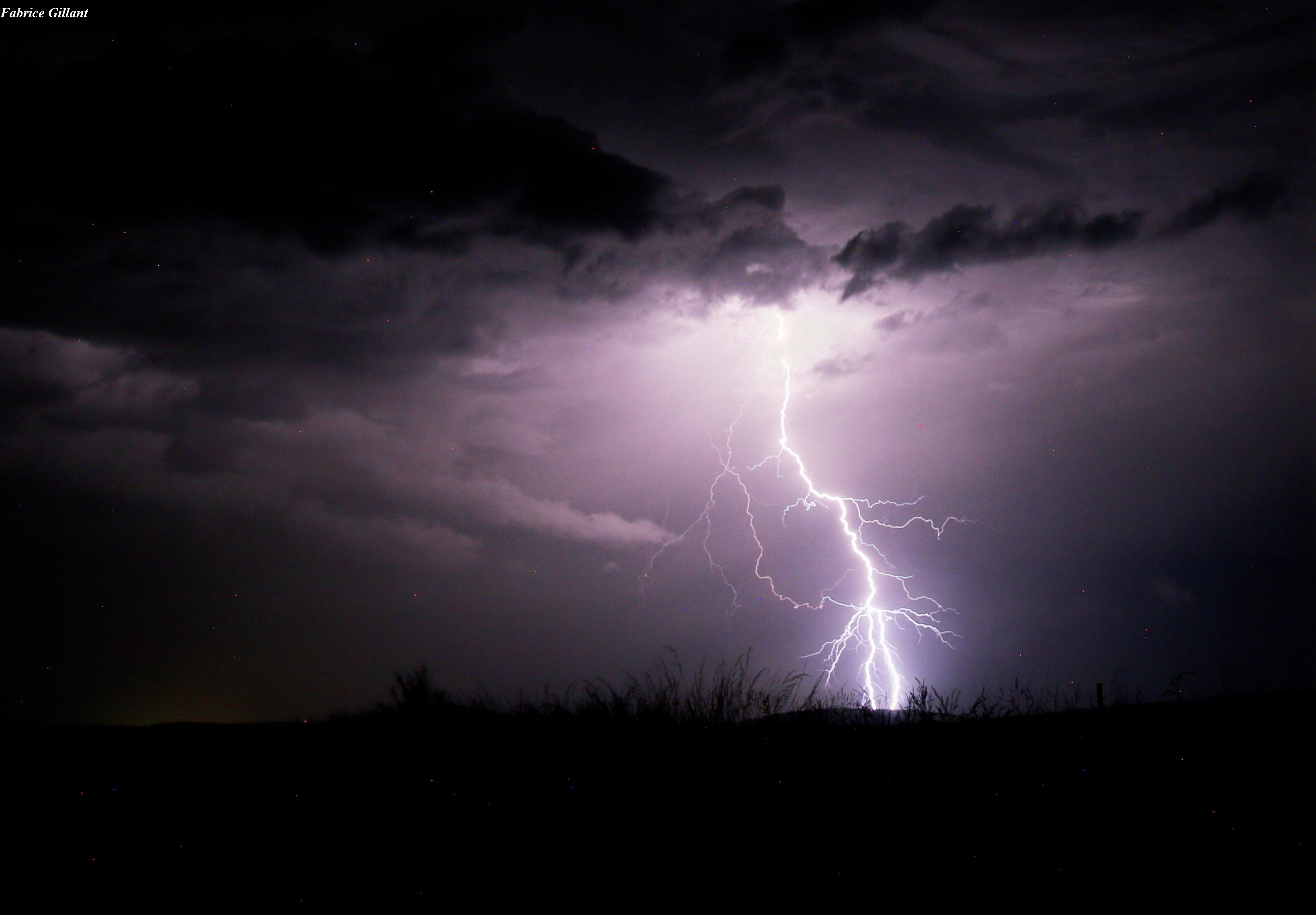 Comme le plus souvent, les orages arrivés entre mercredi et jeudi 26 juin 2025 en première partie de nuit se sont désagrégés et désorganisés. Ils ont toutefois offert de beaux éclairs, pas mal de vent, et ont laissé 8 mm d'eau dans le pluviomètre. https://www.facebook.com/fabricegillant - 26/06/2025 00:30 - Fabrice Gillant