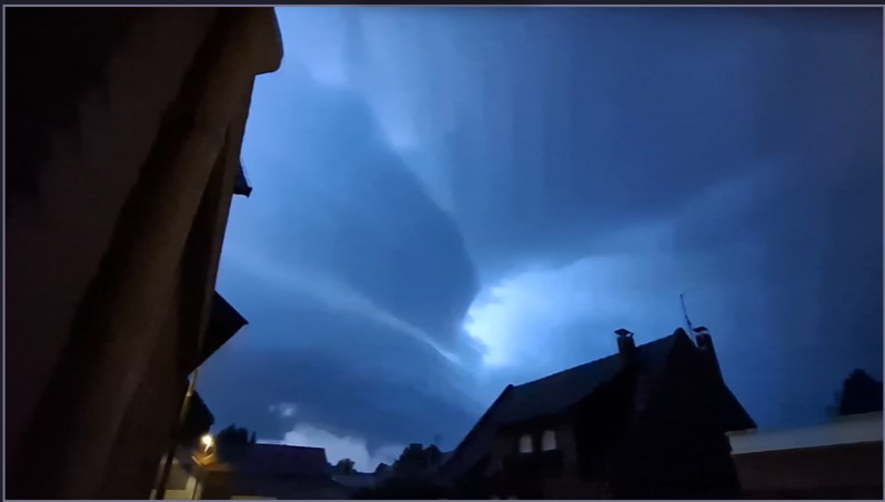 orage du 25-06-26 , on voit ce que je pense être un nuage mur à gauche mais à droite il y a il me semble potentiellement comme un funnel , mais pas certain ... - 26/06/2025 00:00 - Cédric Jouvenel