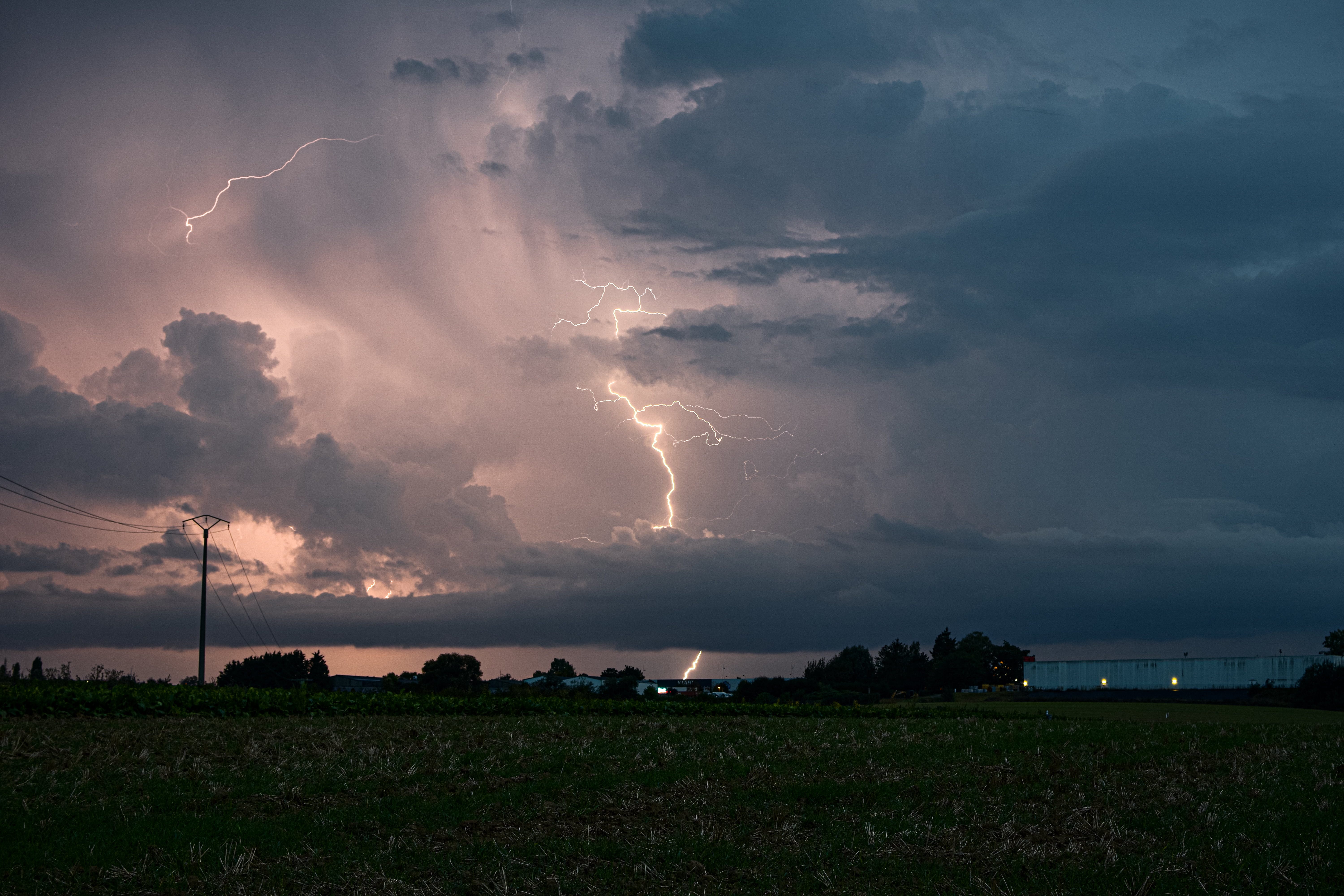 Seul et unique impact de foudre sous un orage en fin de vie le a l’ouest de Cambrai - 26/09/2021 20:00 - Jules Créteur