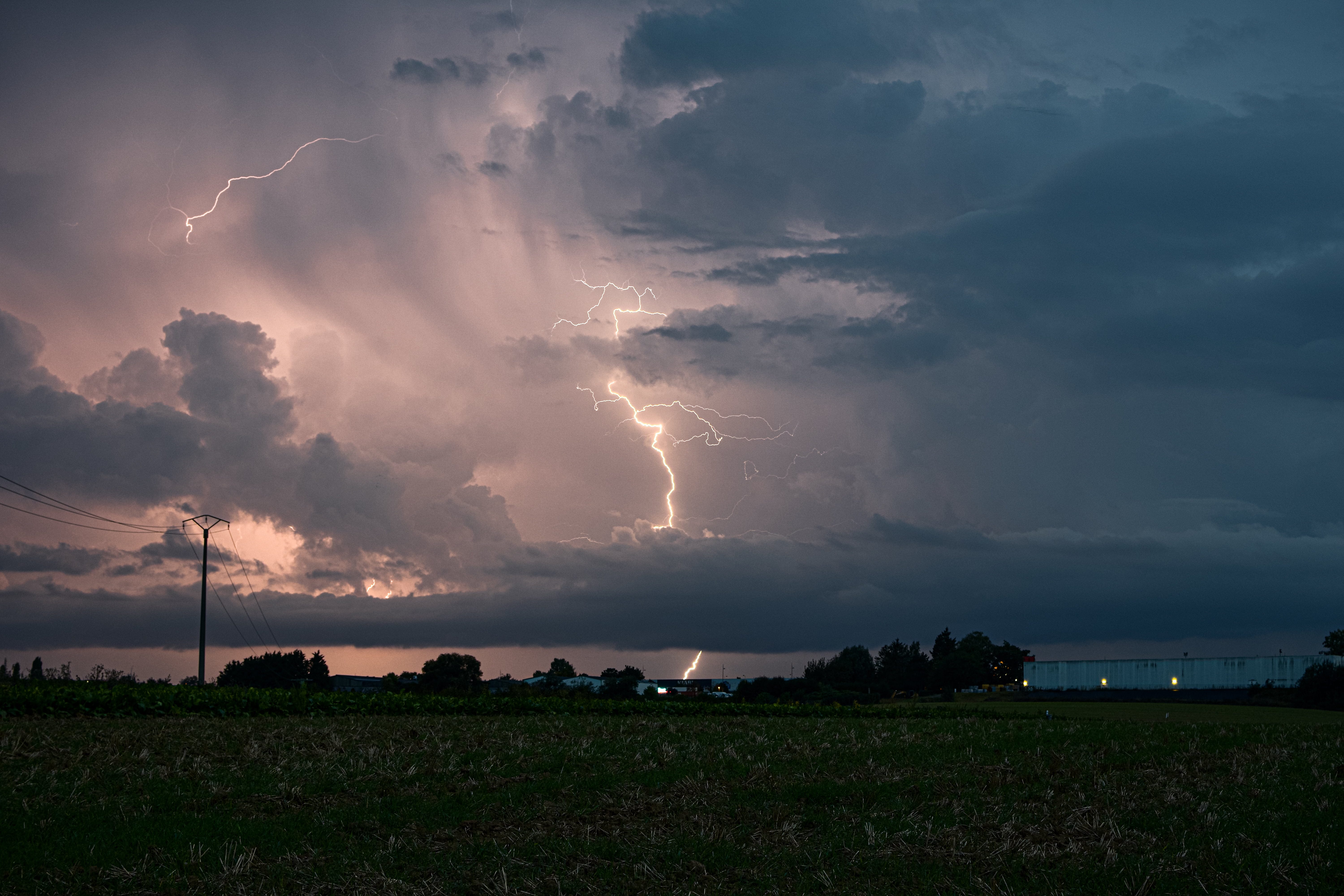 Seul et unique impact de foudre sous un orage en fin de vie le a l’ouest de Cambrai - 26/09/2021 20:00 - Jules Créteur