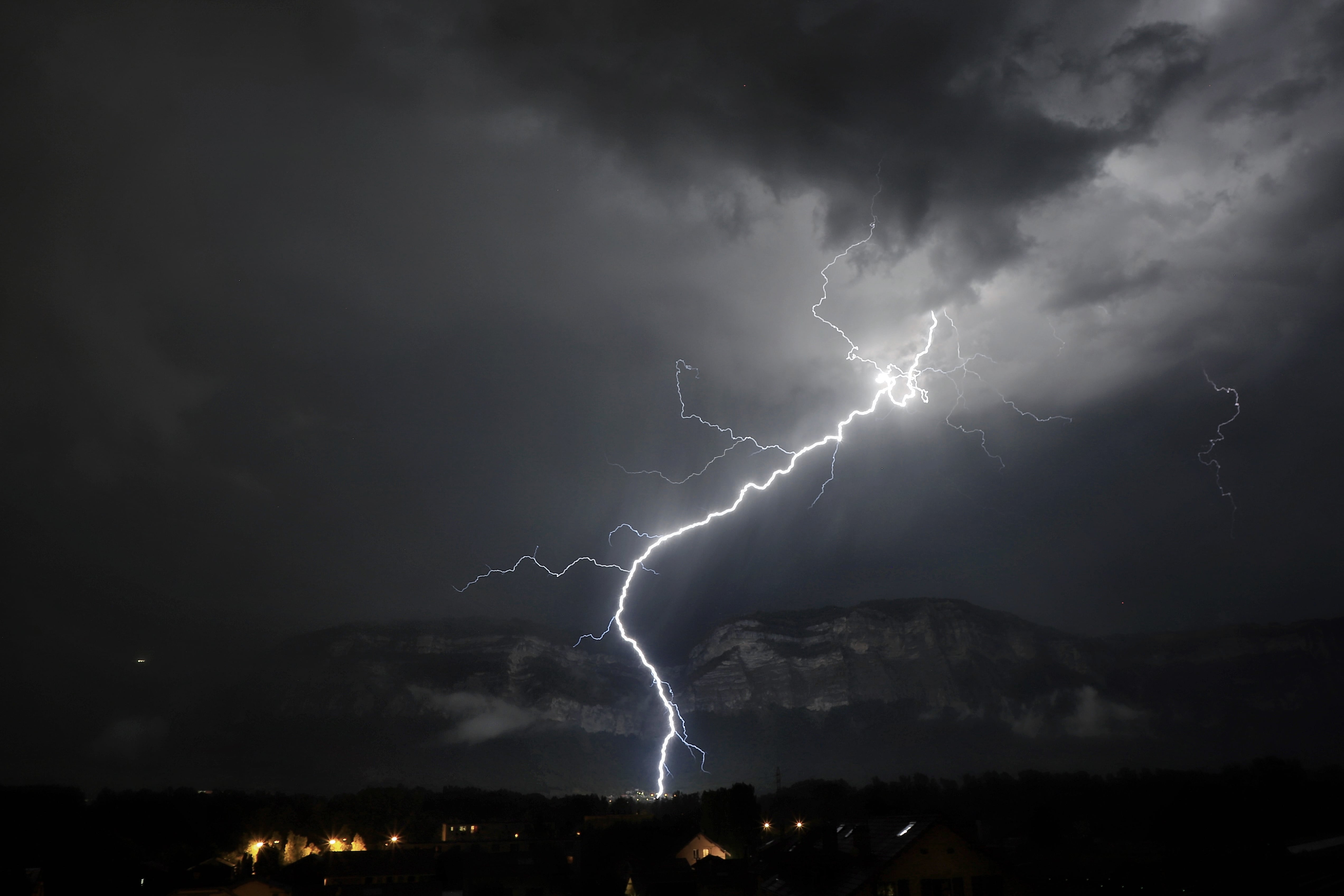 Impact de foudre sur la commune de Crolles (38) entre Belledonne et Chartreuse dans la vallée du Gresivaudan, non loin de Grenoble. - 27/08/2023 00:27 - Nahel Belgherze