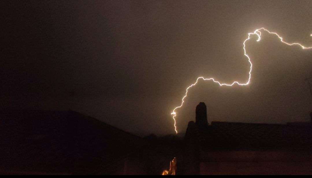 impact de foudre négatif lors d'un orage fort dans la soirée du 27 août 2025 - 27/08/2025 22:25 - Gabriel 