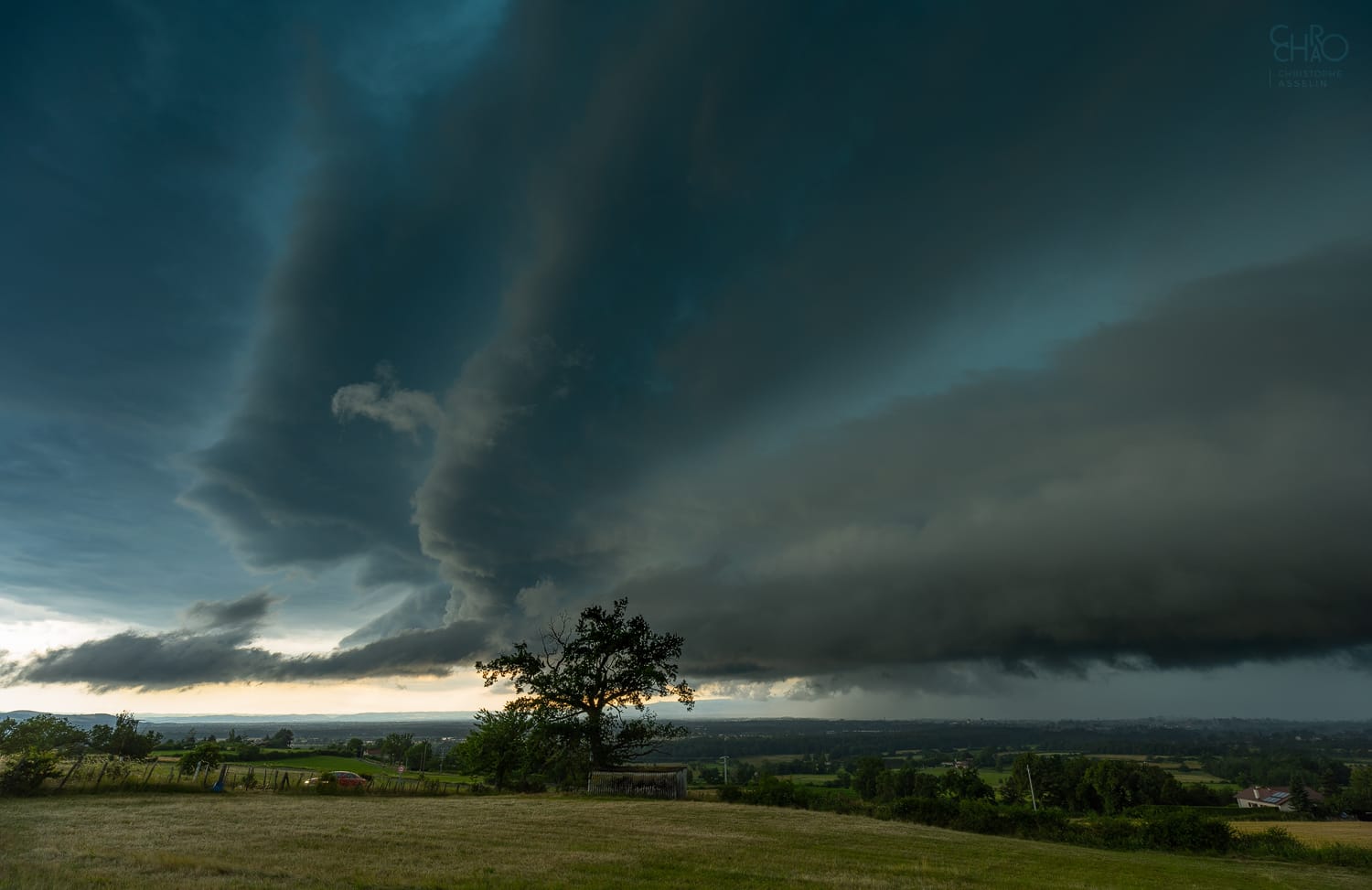 Structure en arcus en bordure d'un orage à tendance supercellulaire du côté de Feurs dans la Loire. - 27/06/2021 17:17 - Christophe Asselin