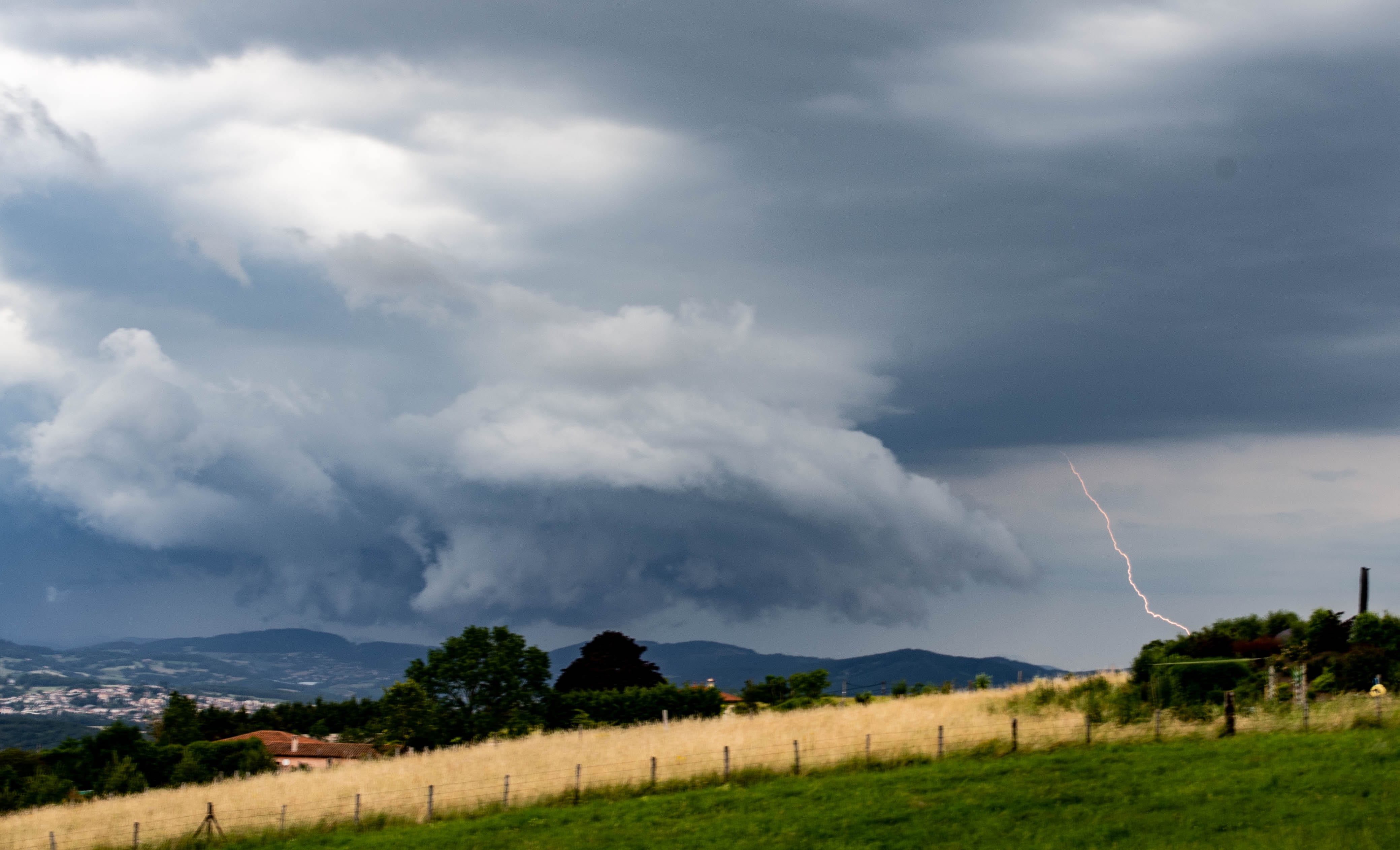 Commune de Aveize avec un des orages ayant touché le beaujolais - 27/06/2021 17:50 - Prescillia Corcione