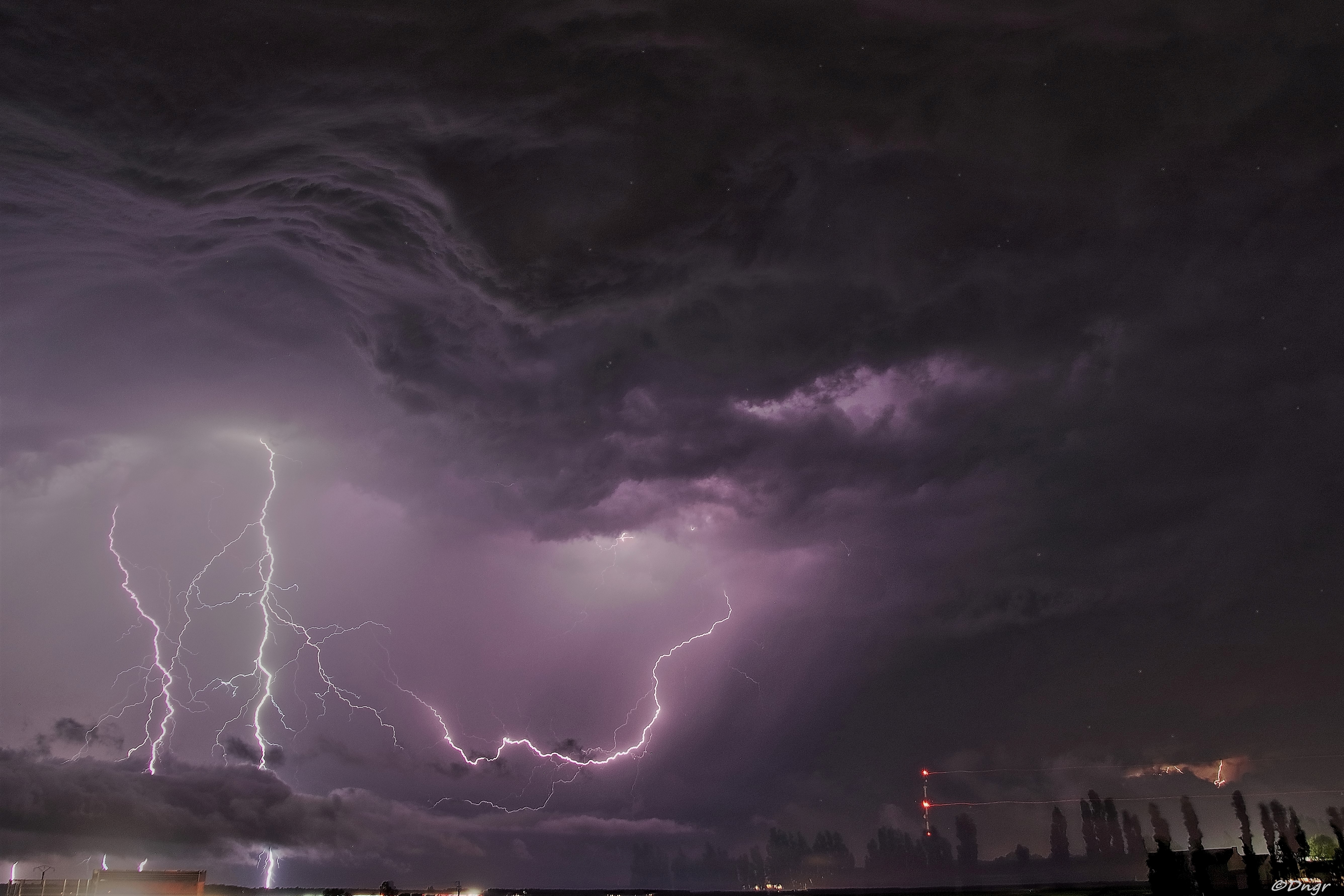 Orage du 27 juin à Cestas (33) . C'est en regardant les photos sur l'ordi que je me suis aperçu que c'était limite .( 2 photos empilées) - 27/06/2026 00:00 - Denis Garcia