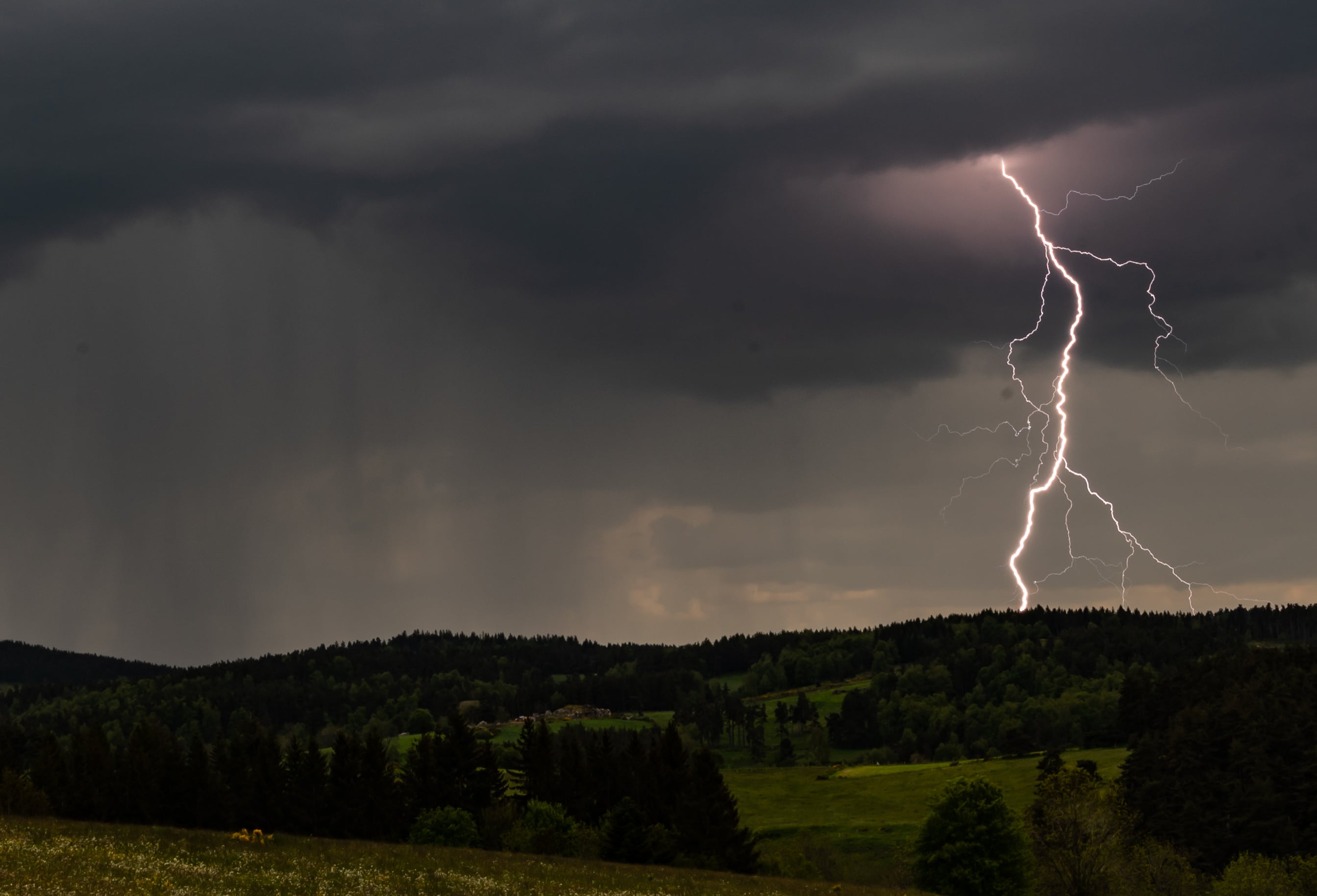 Il est 18h, nombreuses averses parviennent à passer à l'orage sans pour autant perdurer. Une belle cellule remontant depuis Mende délivre de magnifiques ramifiés sur le Chastel-nouvel. Magnifiques fin de journée en Lozère. - 27/05/2023 18:08 - Mael Catrin