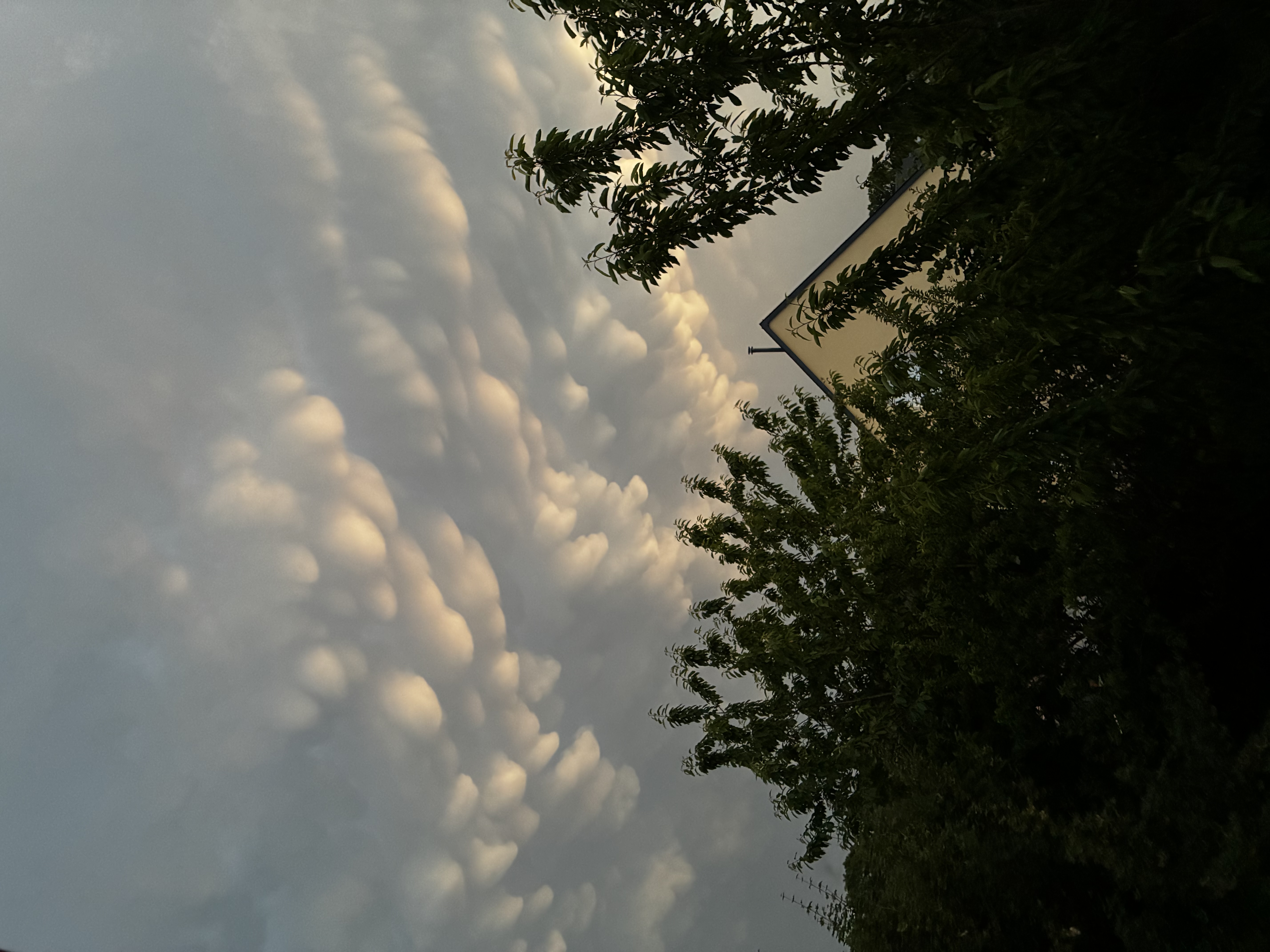 Jolis mammatus à malherbe sur Ajon - 27/05/2026 22:00 - Aude Houdan
