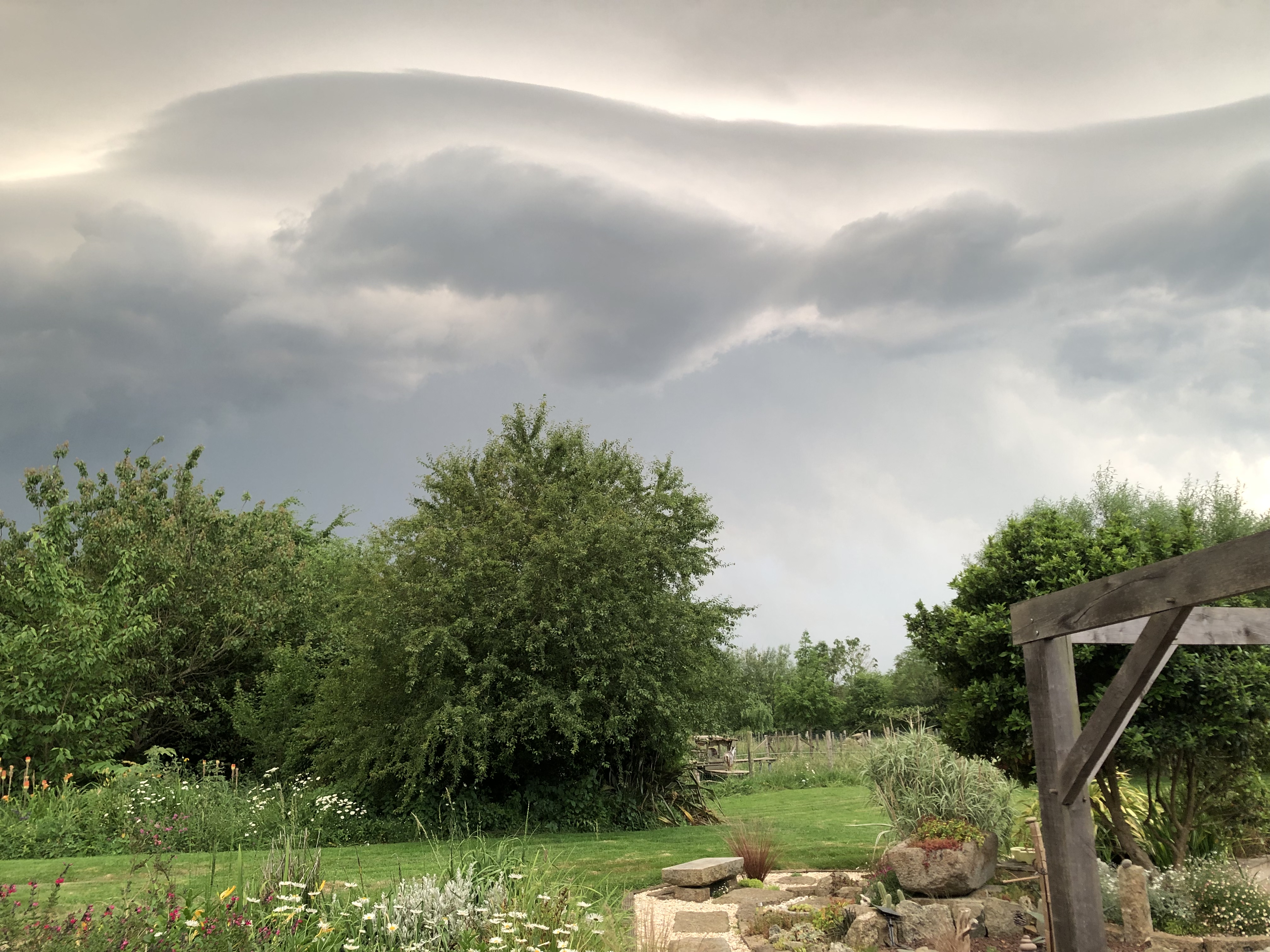 Ciel magnifique, photo prise à hyenville commune de Quettreville sur sienne dans la Manche quelques minutes avant l’orage. - 27/05/2026 21:49 - Anne-Lise Hallais