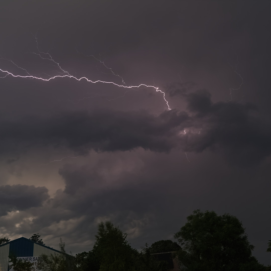 Magnifique éclair internuageux au-dessus de Monthuchon, dans la Manche lors d'un orage fort mais localisé. - 27/05/2026 21:43 - Malvin ALEXANDRE