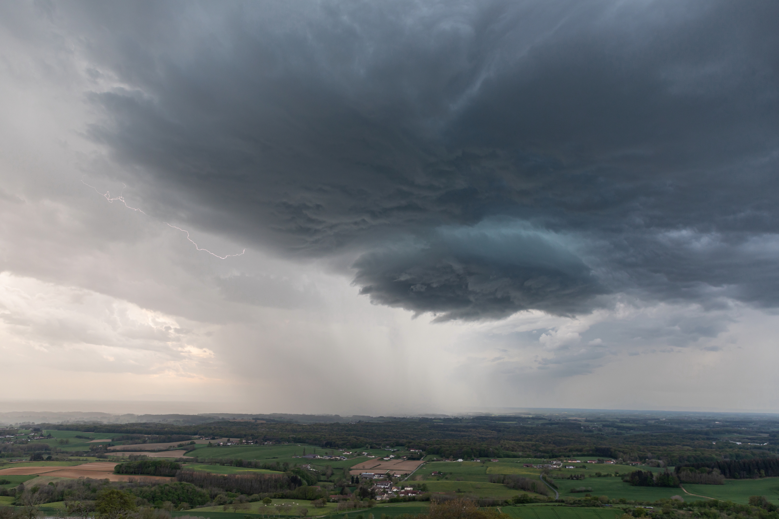 Soirée du 28 avril. Orage sur la plaine de Bresse, depuis St Jean d'Etreux. - 28/04/2023 21:00 - etienne VANARET