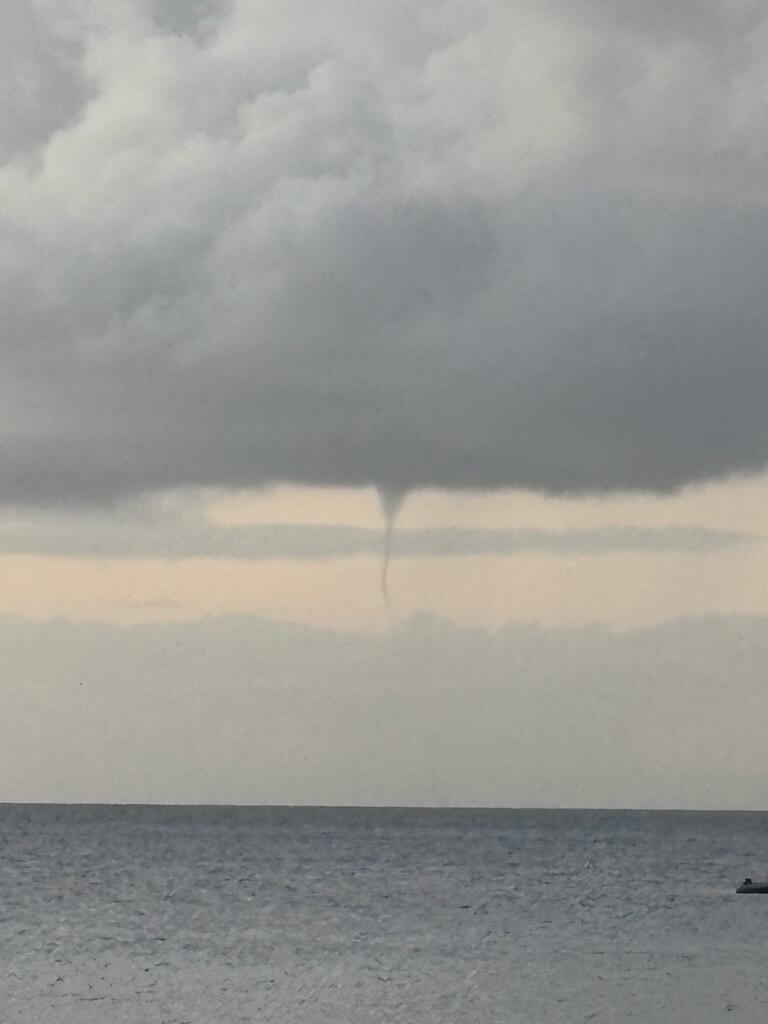 Trombe marine sur l'eau au sud de la Guadeloupe rare ici - 28/01/2025 14:07 - Gabriel Chenet