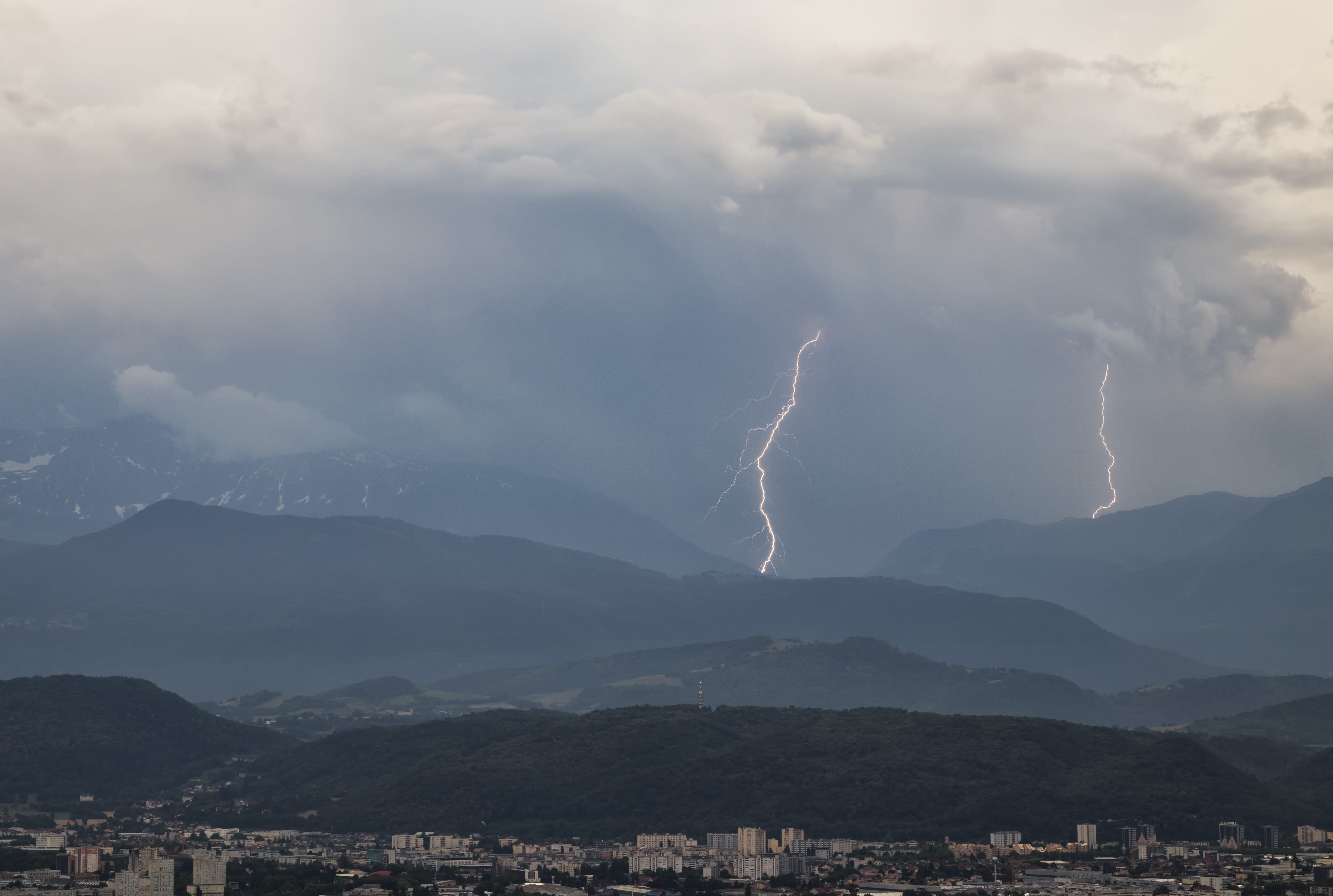 Orage en provenance de la Matheysine longeant la chaine de Belledonne depuis les hauteurs de Grenoble en Isère - 28/06/2021 20:21 - frederic sanchis