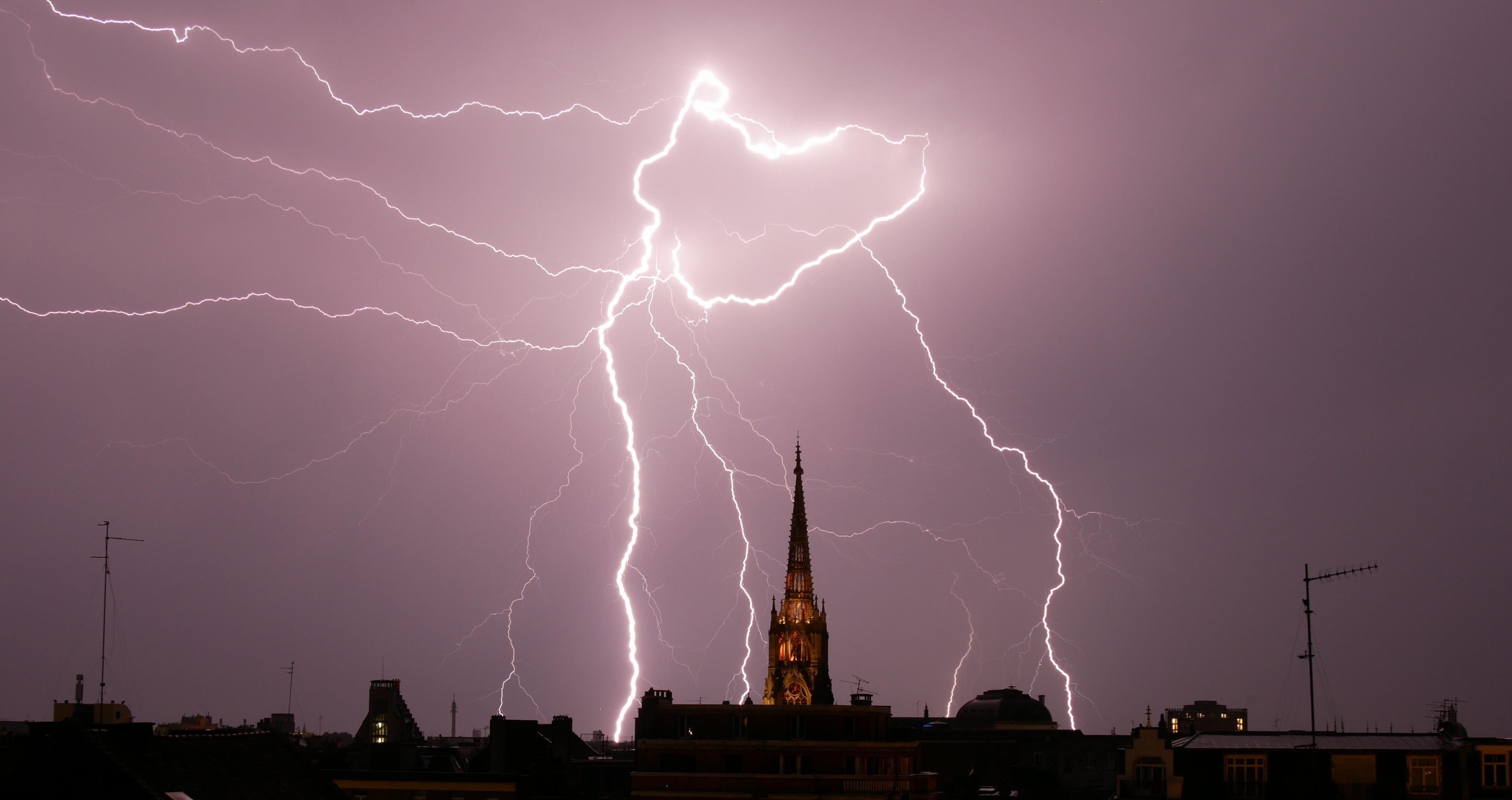 Pluie d'éclairs au nord-ouest de la métropole lilloise, derrière l'église Saint-Maurice, lors de l'orage de fin de canicule dans la nuit de samedi 27 au dimanche 28 juin. - 28/06/2026 00:05 - Virgile COPIN
