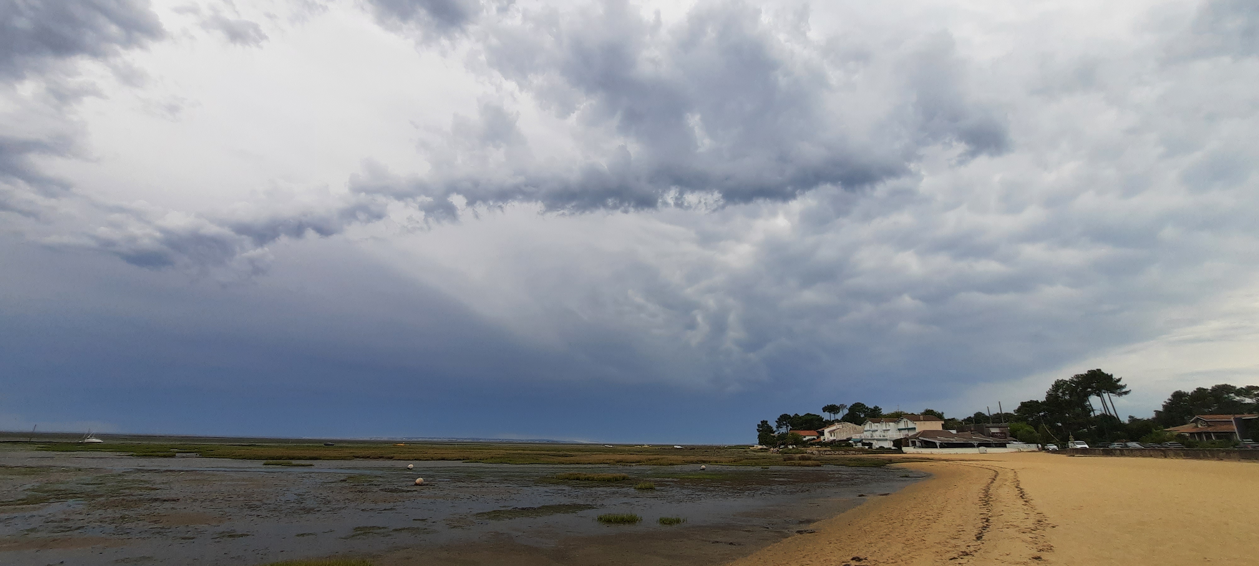 Nuage d'orage sur le Bassin d'Arcachon. - 29/08/2022 14:20 - Thibault Buisan