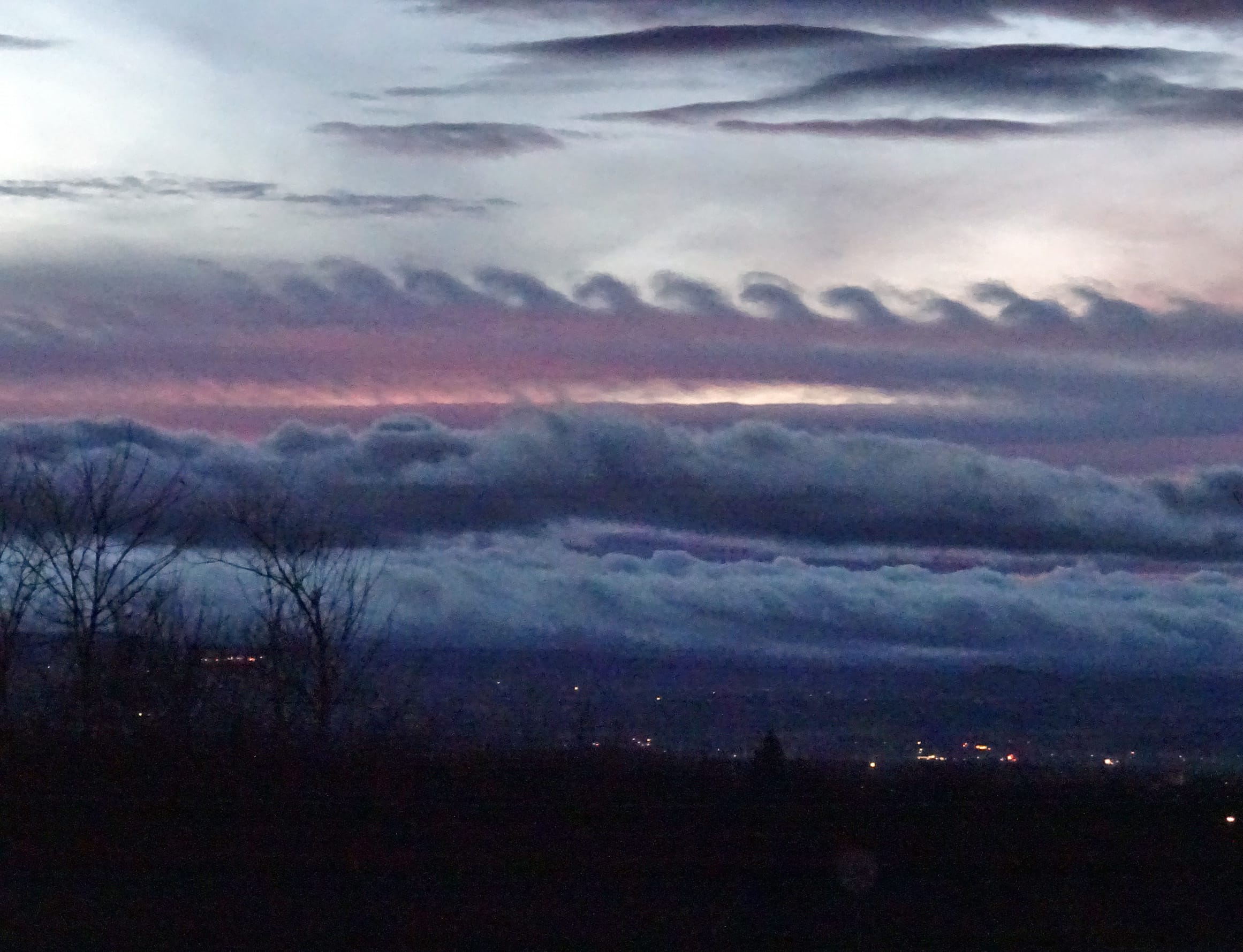 Ce soir, peu après le coucher du Soleil, des nuages présentant une instabilité de Kelvin-Helmholtz au-dessus de la plaine du Forez (Loire). Direction de la prise de vue Ouest. - 29/12/2021 17:45 - Raphaël JONDOT