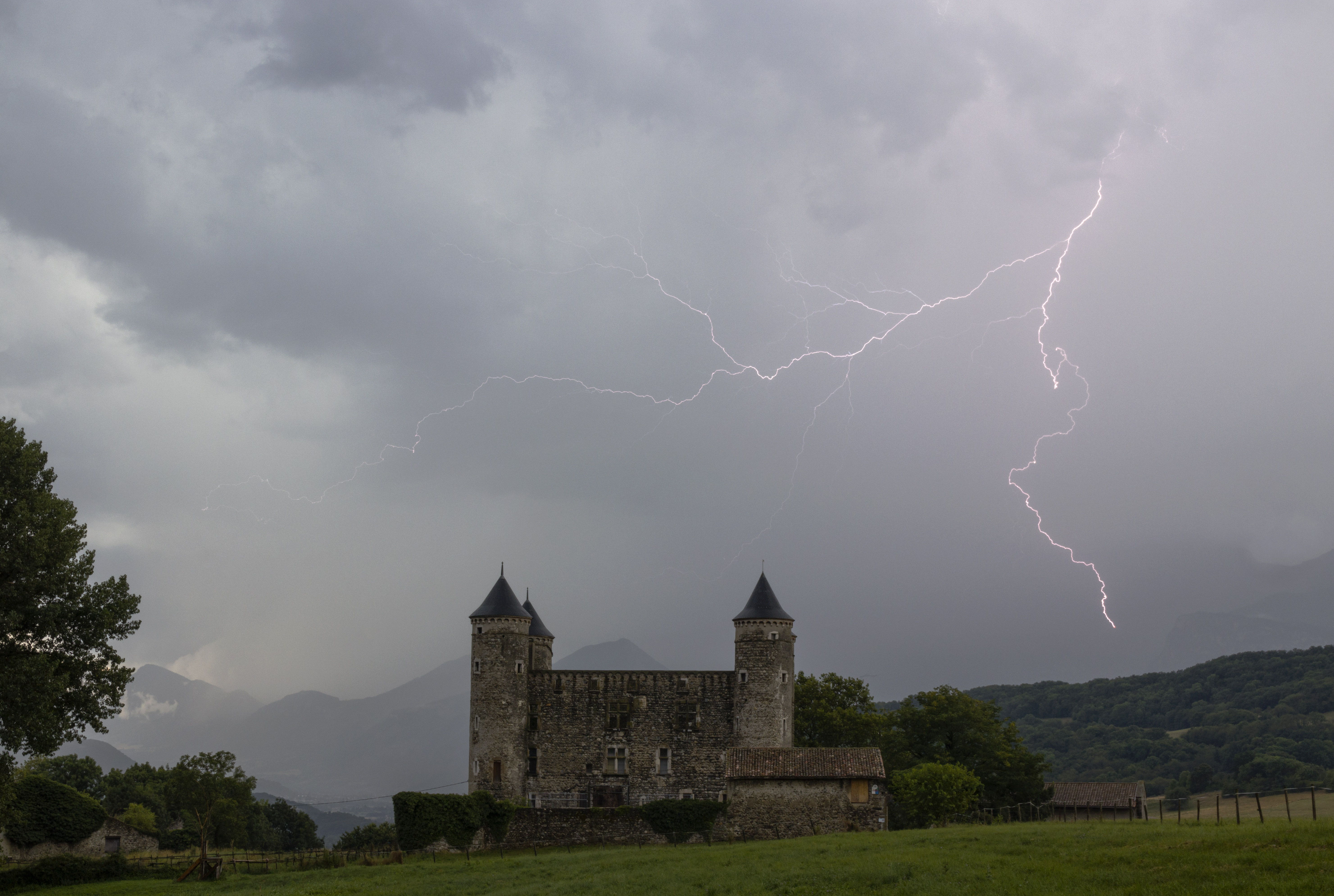 Orage débordant du Vercors  sur le village de Jarrie en Isère. - 29/07/2023 19:31 - frederic sanchis
