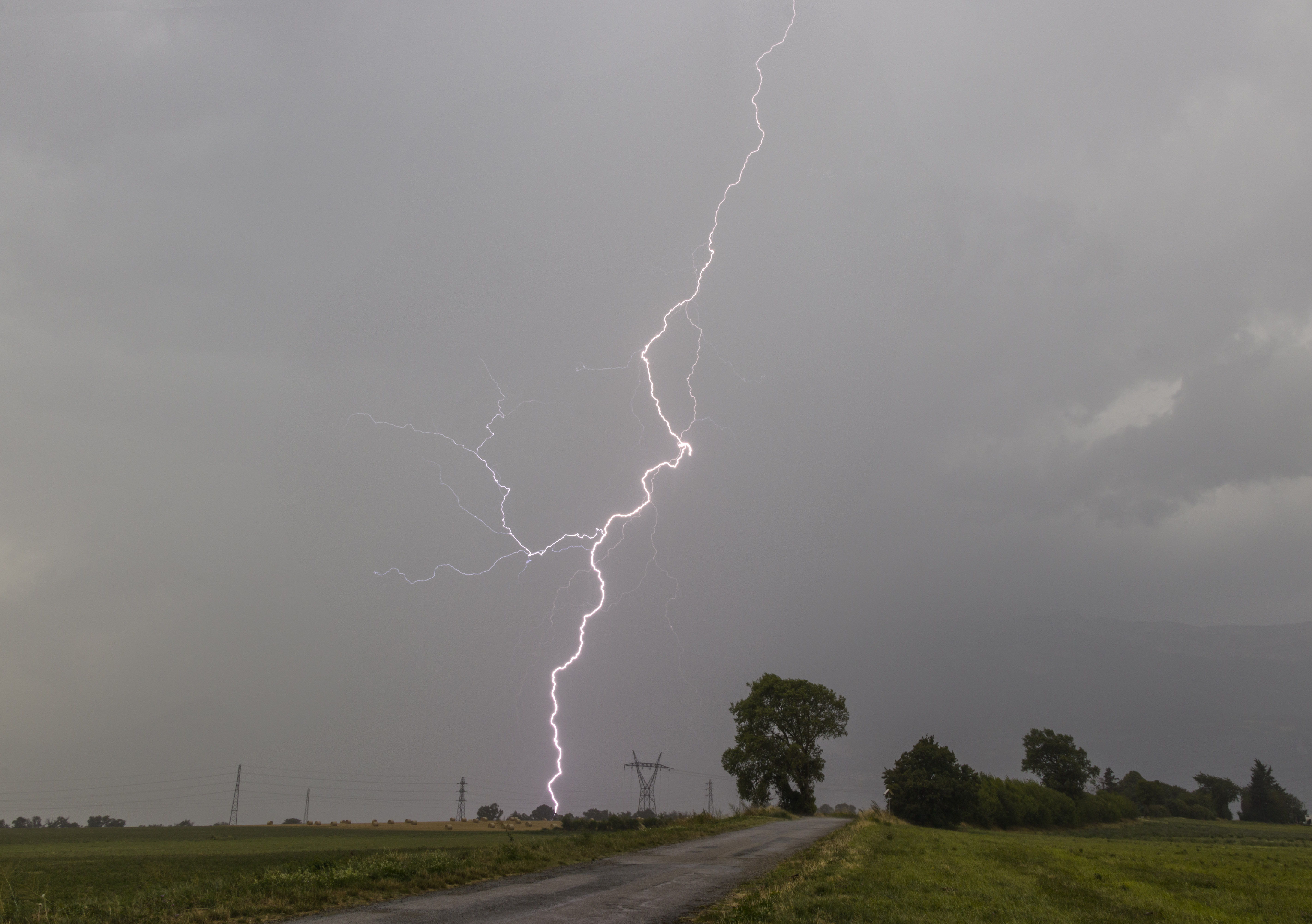 Orage débordant du Vercors  sur le village de Jarrie en Isère. - 29/07/2023 18:42 - frederic sanchis