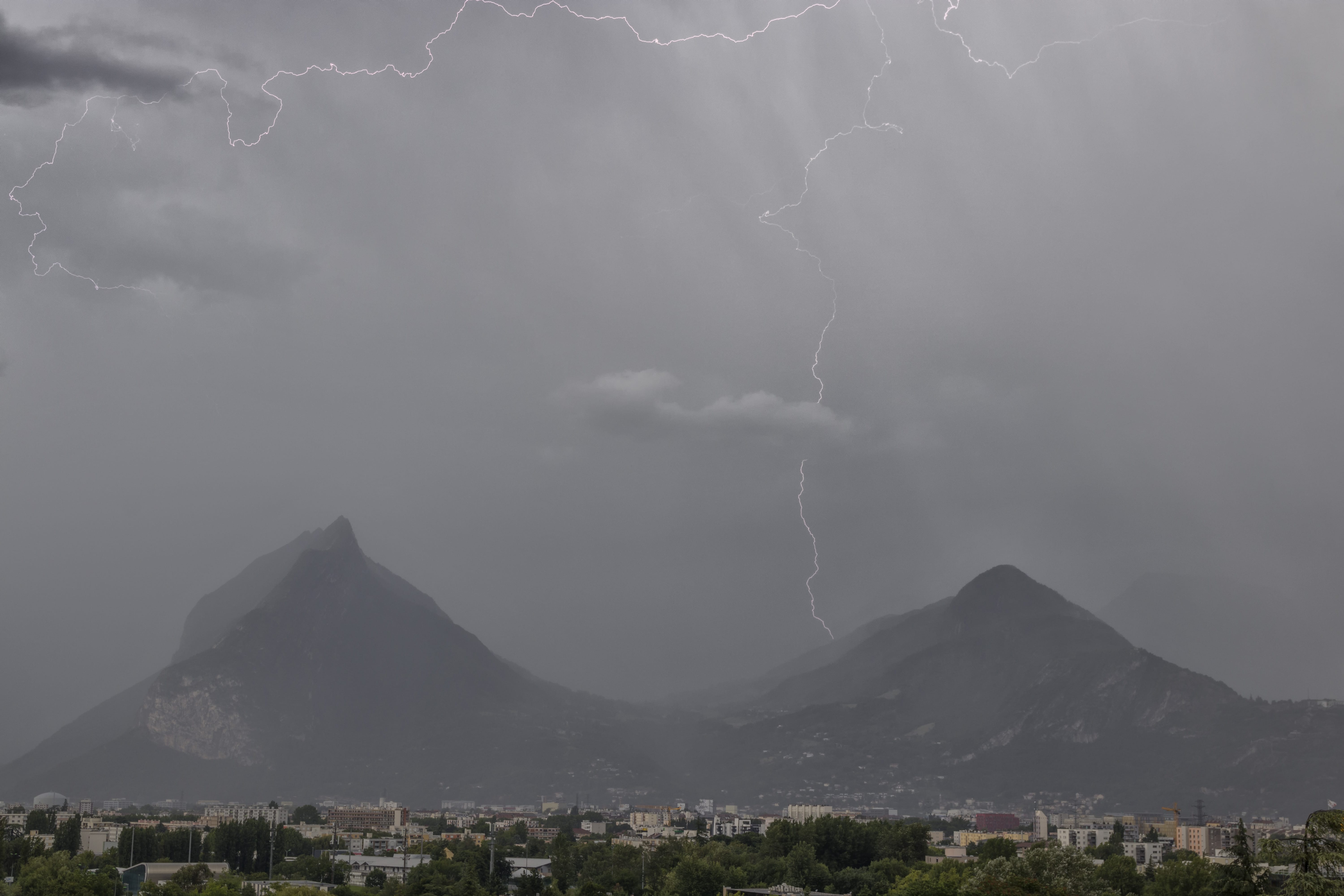 Orage sur Grenoble ayant pris naissance sur le Vercors. fortes pluie et présence de Grêle. - 29/06/2021 09:06 - frederic sanchis
