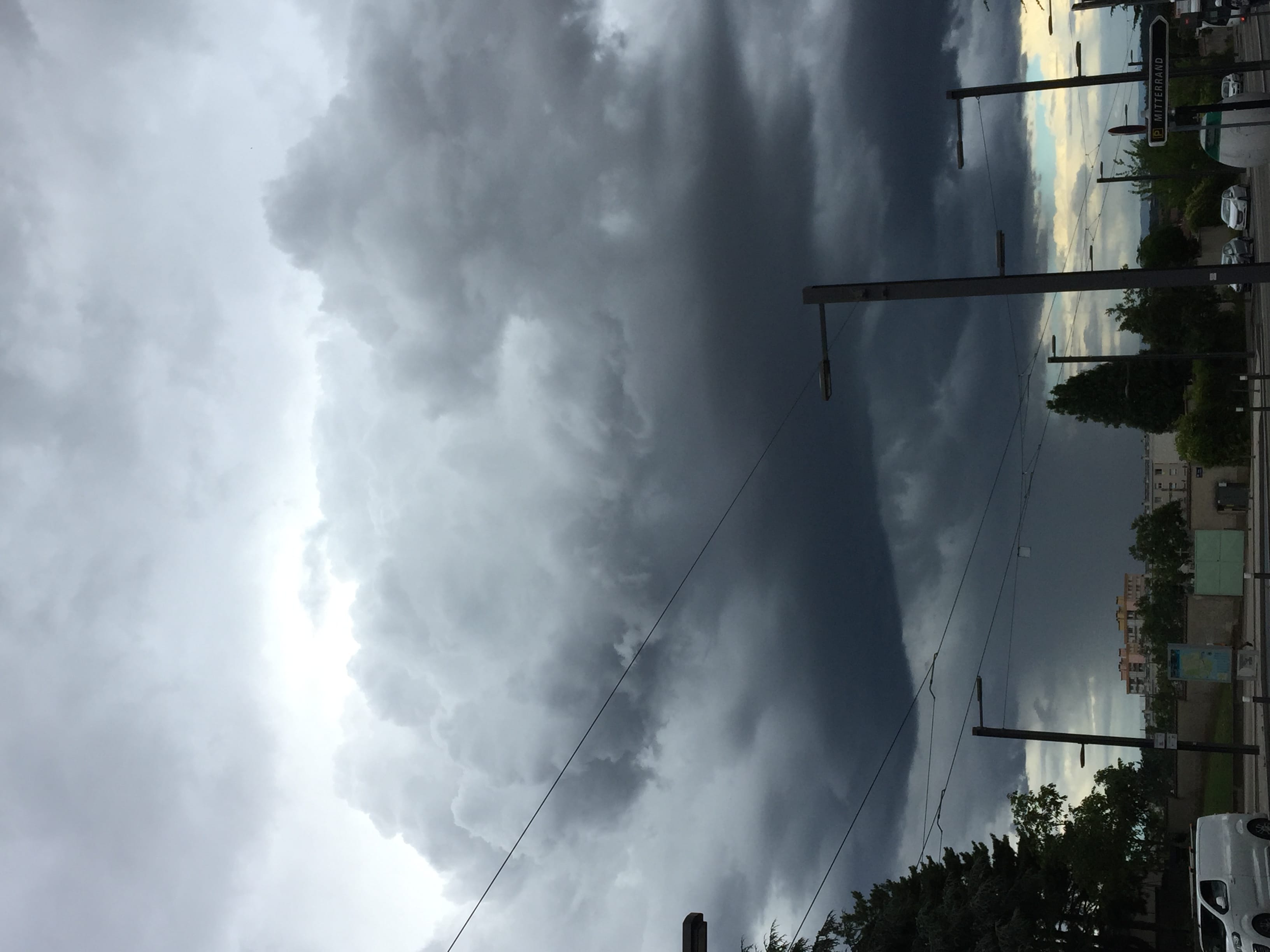 Photo prise depuis Bron, en banlieue lyonnaise, en direction de Décines-Grand Large. Joli rideau de pluie apparu très rapidement suite à « l’explosion » d’un cumulus. Ambiance tropicale avec cette goute froide qui traîne depuis quelques jours... - 29/06/2021 17:48 - Antoine Salmeron