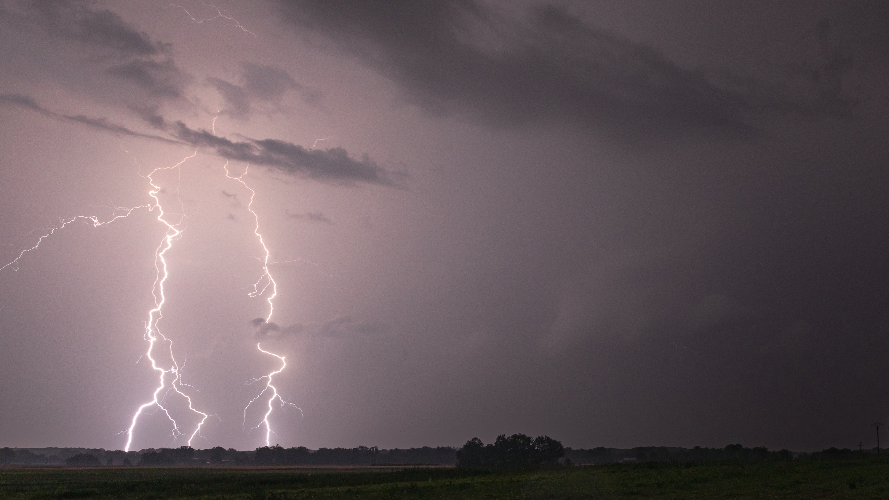 Orages sur l'Ain jeudi en fin de soirée - 29/06/2023 23:30 - etienne VANARET