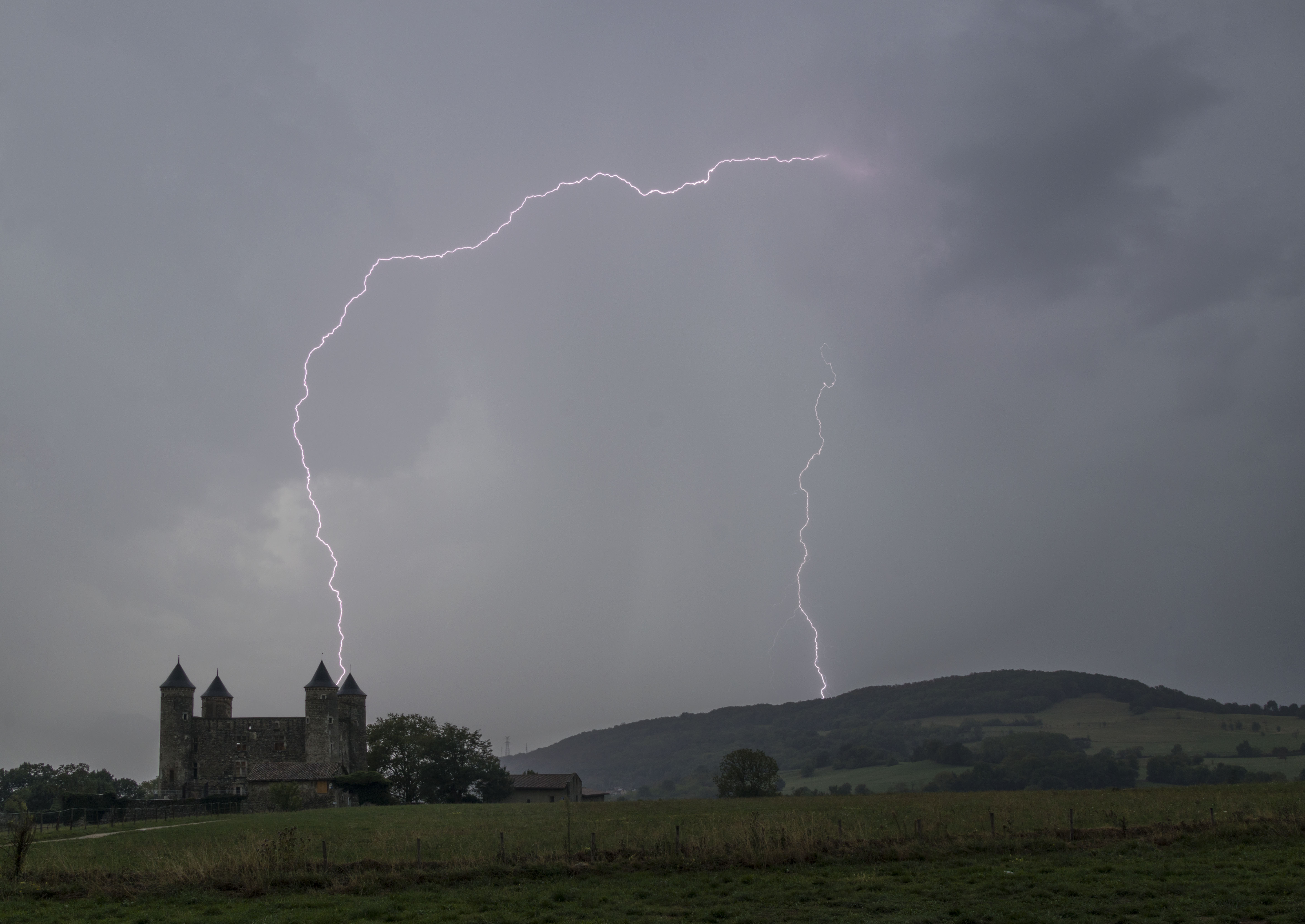 Cellule orageuse au sud de Grenoble avec pas mal de foudre. Me trouvant dans le paquet pluvieux j'aurai malgré tout la chance d'avoir plusieurs impacts dans le cadre. - 30/08/2022 17:00 - frederic sanchis