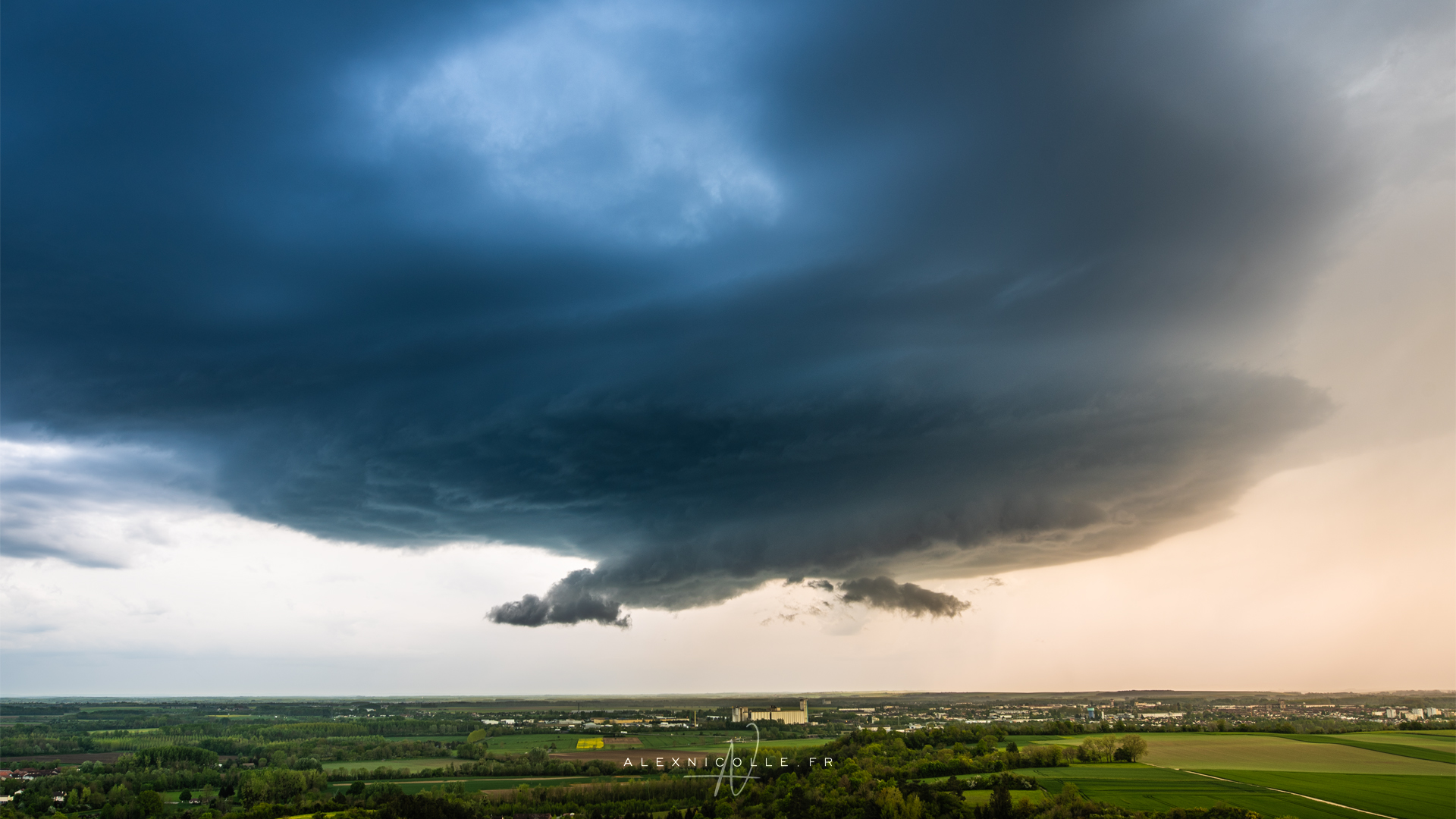 2 supercellules circulent sur la Marne. C'est cette deuxième supercellule, plus à l'est qui circulera sur Vitry-le-François, avant de s'éloigner au nord. Rotation anticyclonique. - 30/04/2024 19:40 - Alexandre NICOLLE