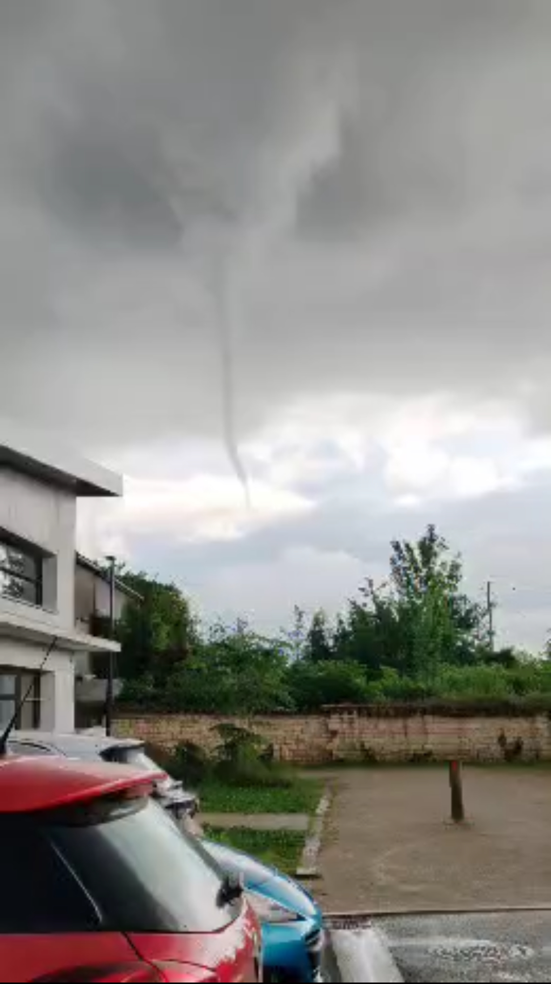Orage en Charente maritime près de Surgères ayant donné lieu à une belle rotation avec un tuba et possible tornade en fin d’après midi ! - 30/04/2026 19:30 - Gabriel Noir