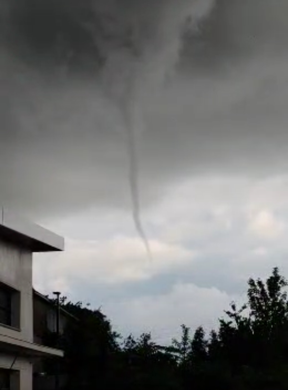 Orage en Charente maritime près de Surgères ayant donné lieu à une belle rotation avec un tuba et possible tornade en fin d’après midi ! - 30/04/2026 19:30 - Gabriel Noir