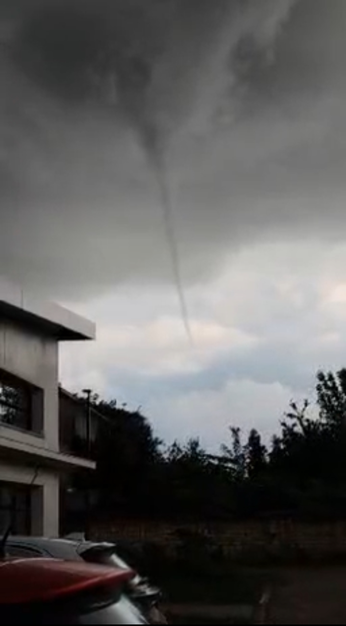 Orage en Charente maritime près de Surgères ayant donné lieu à une belle rotation avec un tuba et possible tornade en fin d’après midi ! - 30/04/2026 19:30 - Gabriel Noir