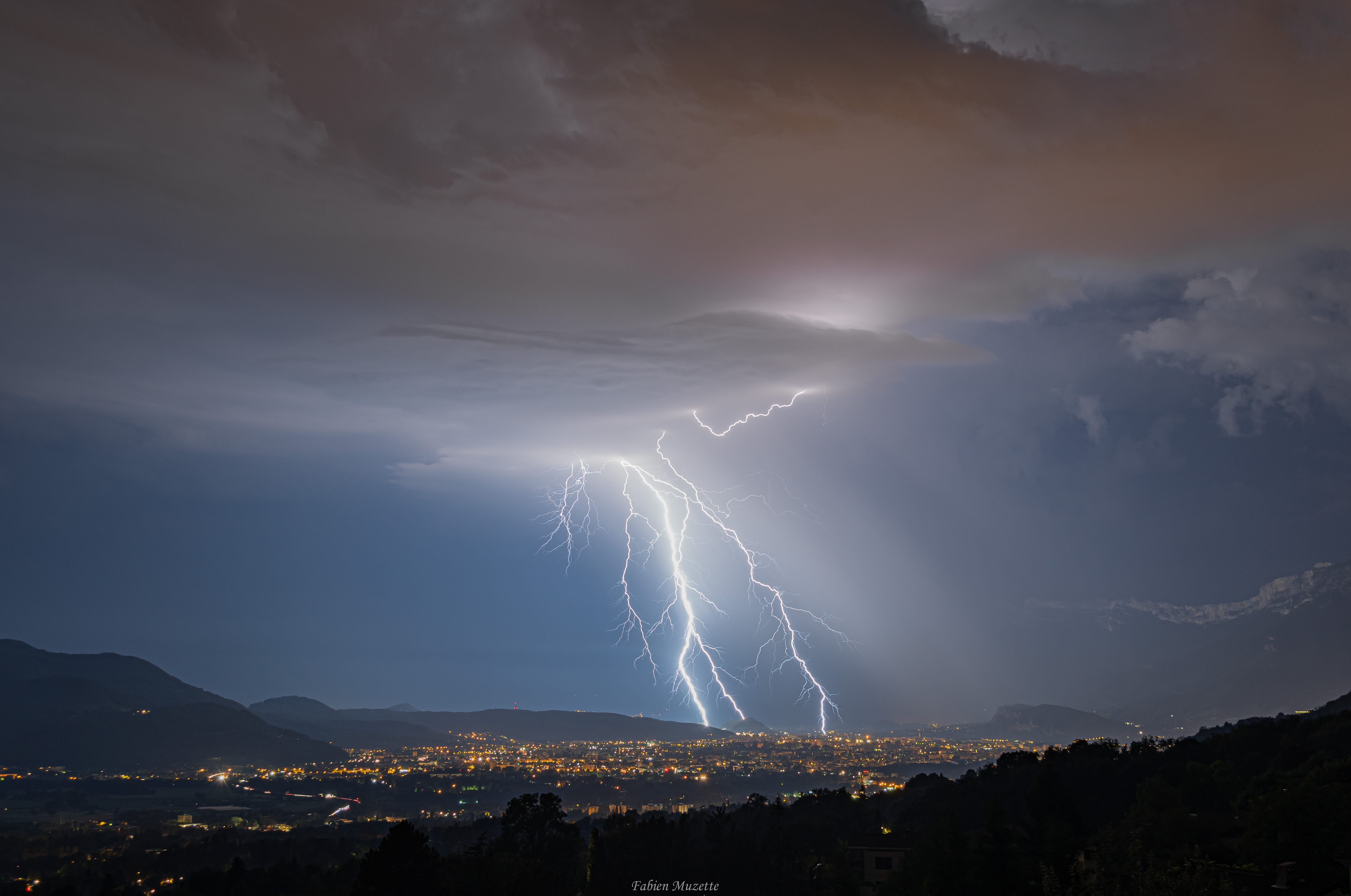 L'orage qui a pris naissance dans la vallée du Rhône arrive sur Grenoble avant de partir en direction de l'Oisans puis la Maurienne. Quelques ramifiés sympa à l'avant, comme celui-ci, lorsque le noyau orageux se trouvait entre le Vercors et Belledonne. - 30/07/2021 01:00 - FABIEN MUZETTE