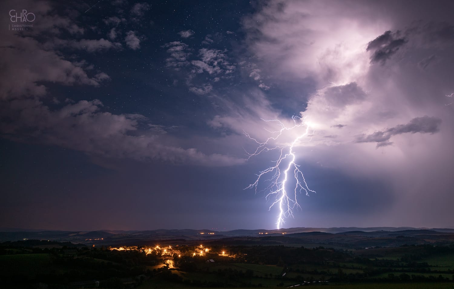 Nuit blanche fantastique à cheval entre Aveyron et Lozère où les orages se sont succédés en tabassant le paysage d'impacts puissants ! Ici, un extranuageux vient s'abattre sur les campagnes étoilées derrière le village de Novis. - 30/07/2021 02:21 - Christophe Asselin