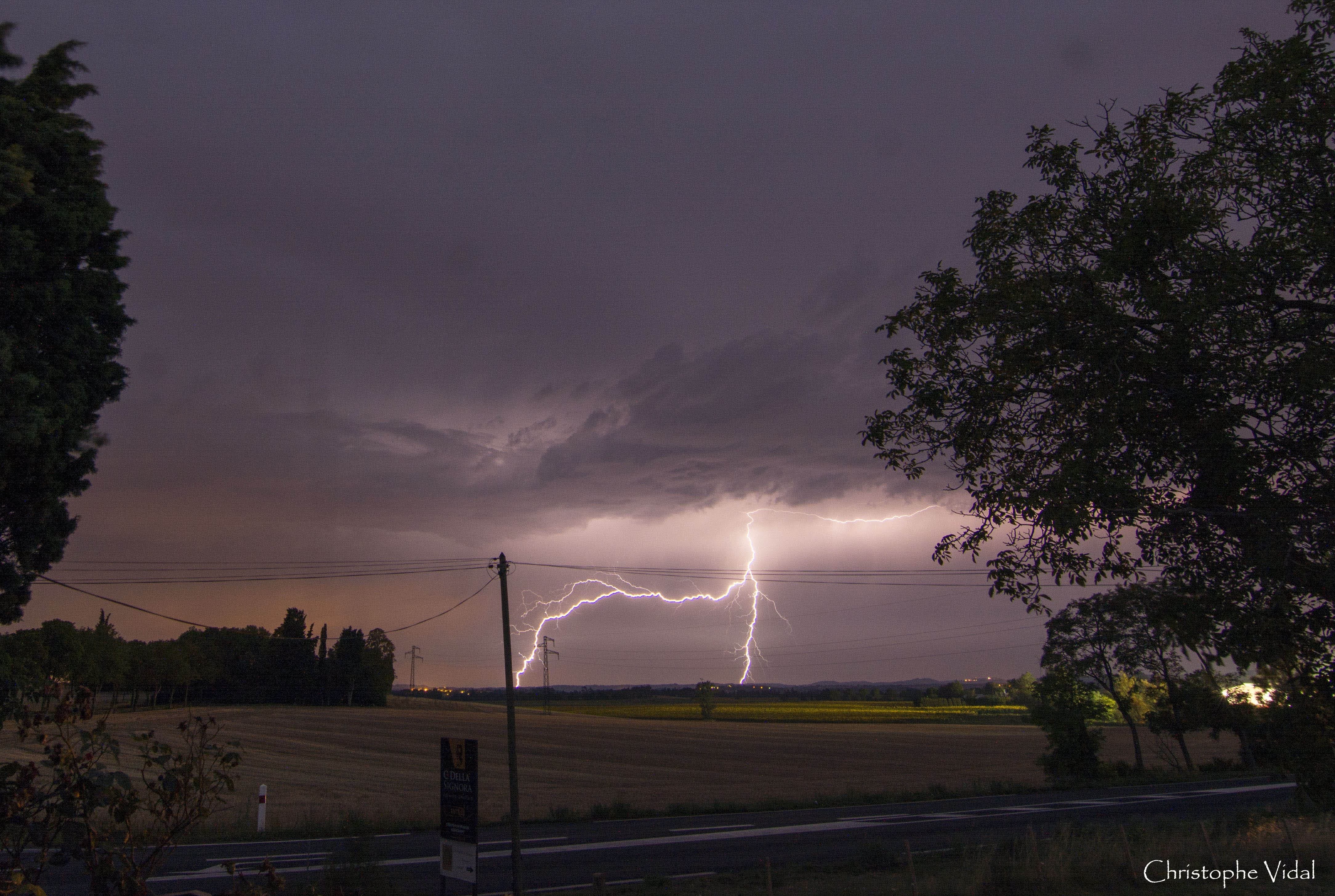 Plusieurs orage on circulé entre 3h et 6h du matin, il on pris soin a chaque fois de s'éteindre ou de dévié avant d'arriver sur ma position, voici un des plus photogénique pris un peu avant 6h en direction de Saint Félix Lauragais - 30/07/2021 05:50 - Christophe vidal