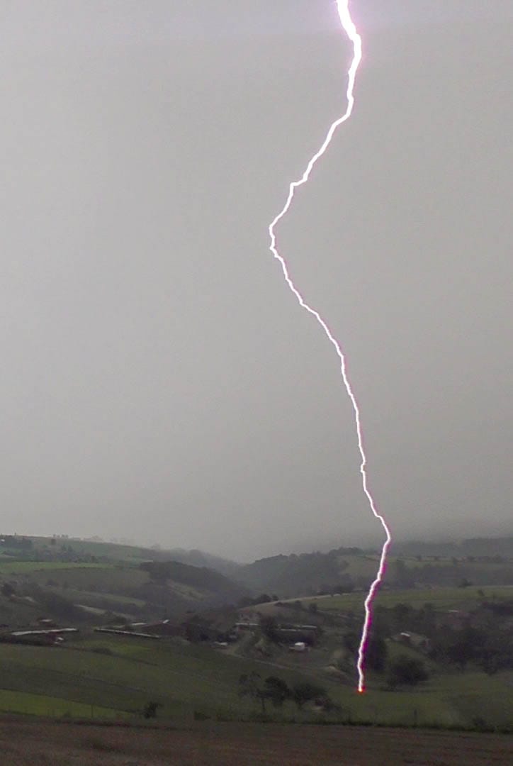 Orages sur le Gier depuis Longes (69), foudroiement intense avec cet impact très proche, il y en a eu plusieurs !! - 30/07/2021 15:00 - Fabio Aqualys