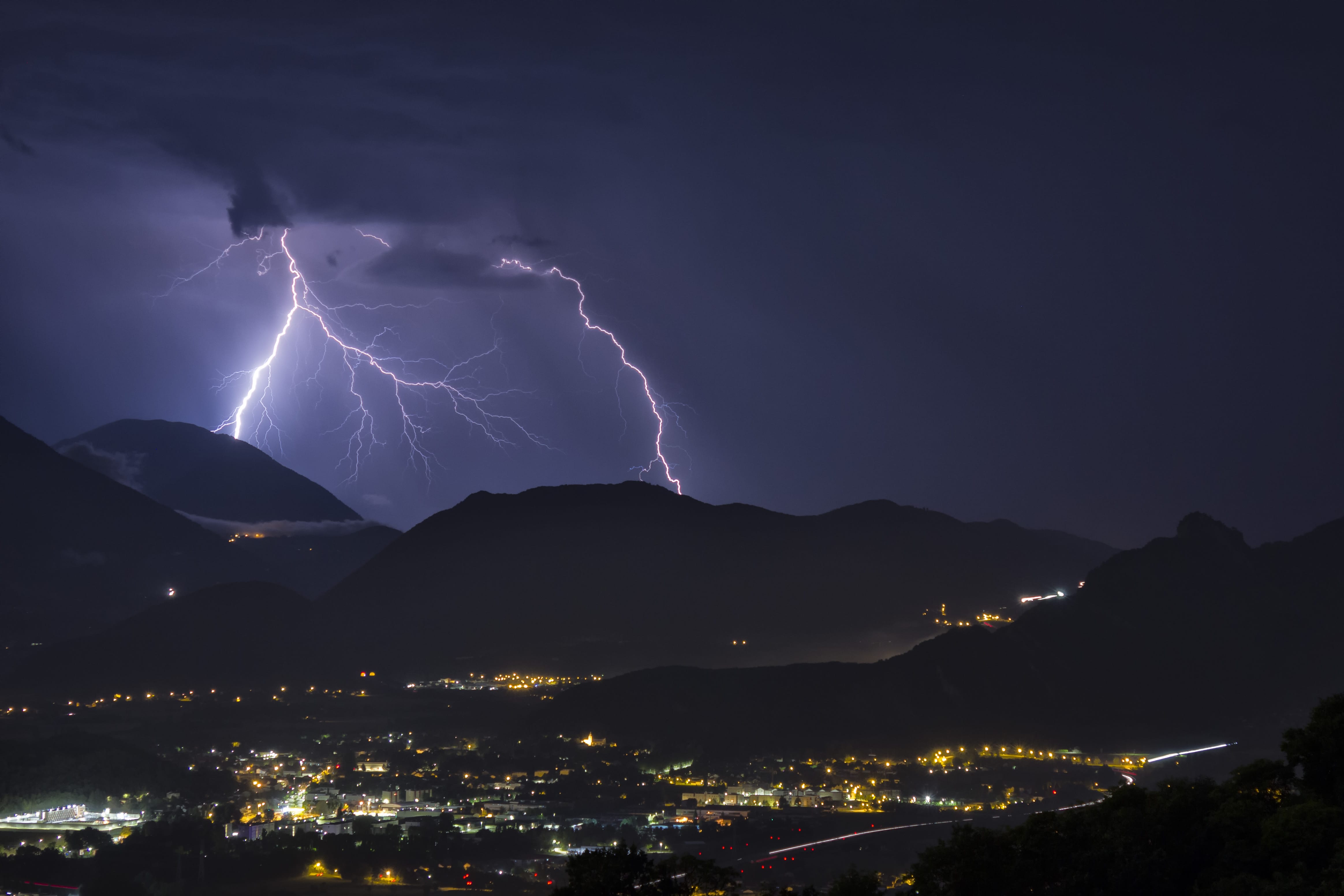 Deuxième cellule orageuse entre 4H30 et 6H toujours le 30 juillet au sud de Grenoble dans le massif de la Matheysine. - 30/07/2021 05:00 - frederic sanchis