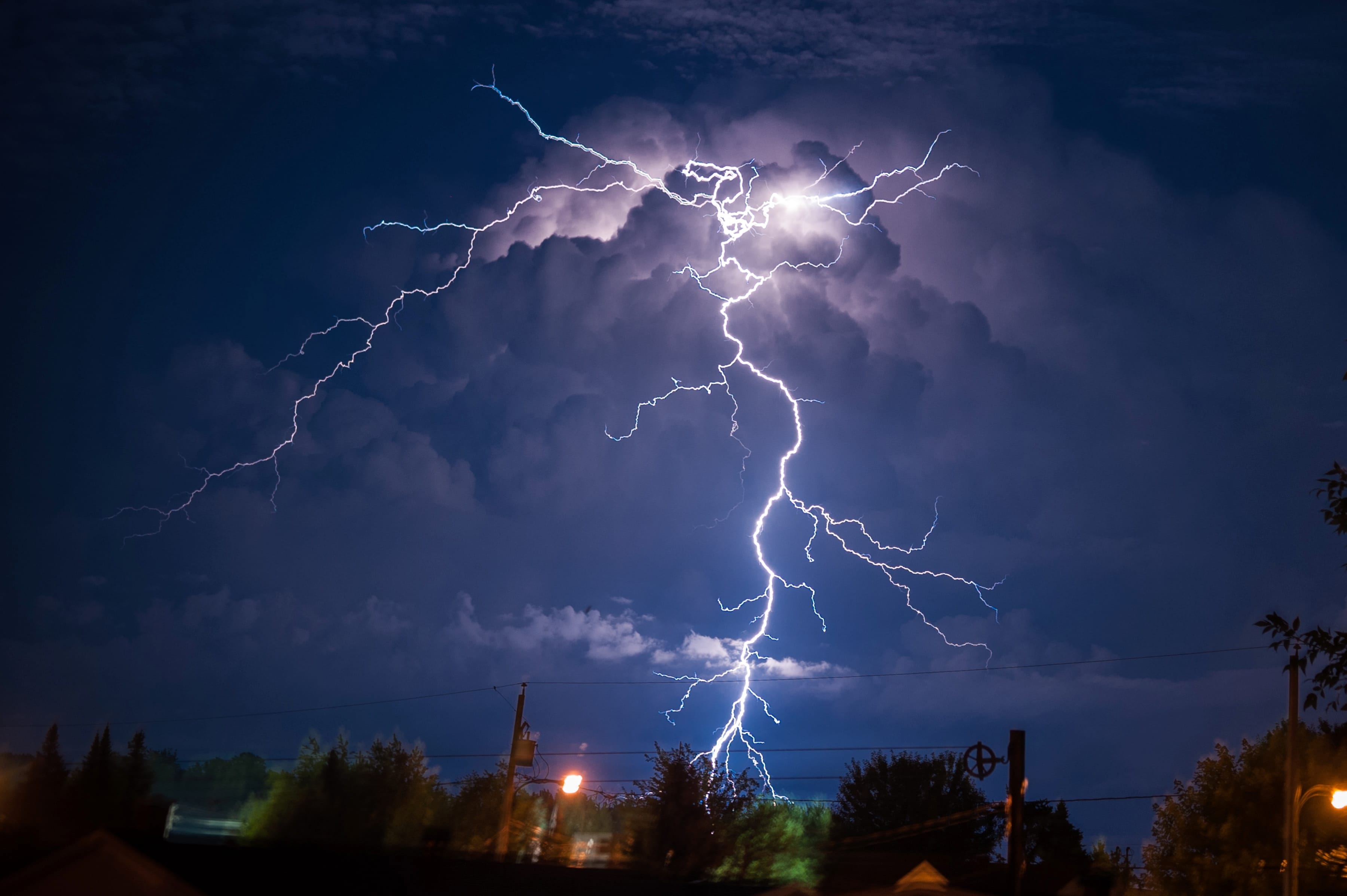 Orage cette nuit vers 4h du matin à Lunel (34) , avec activité électrique intense et cumuls de pluie importants avec même un peu de grêle et des rafales de vent à 70 km/h. - 30/06/2022 03:55 - Jérémy Voillard