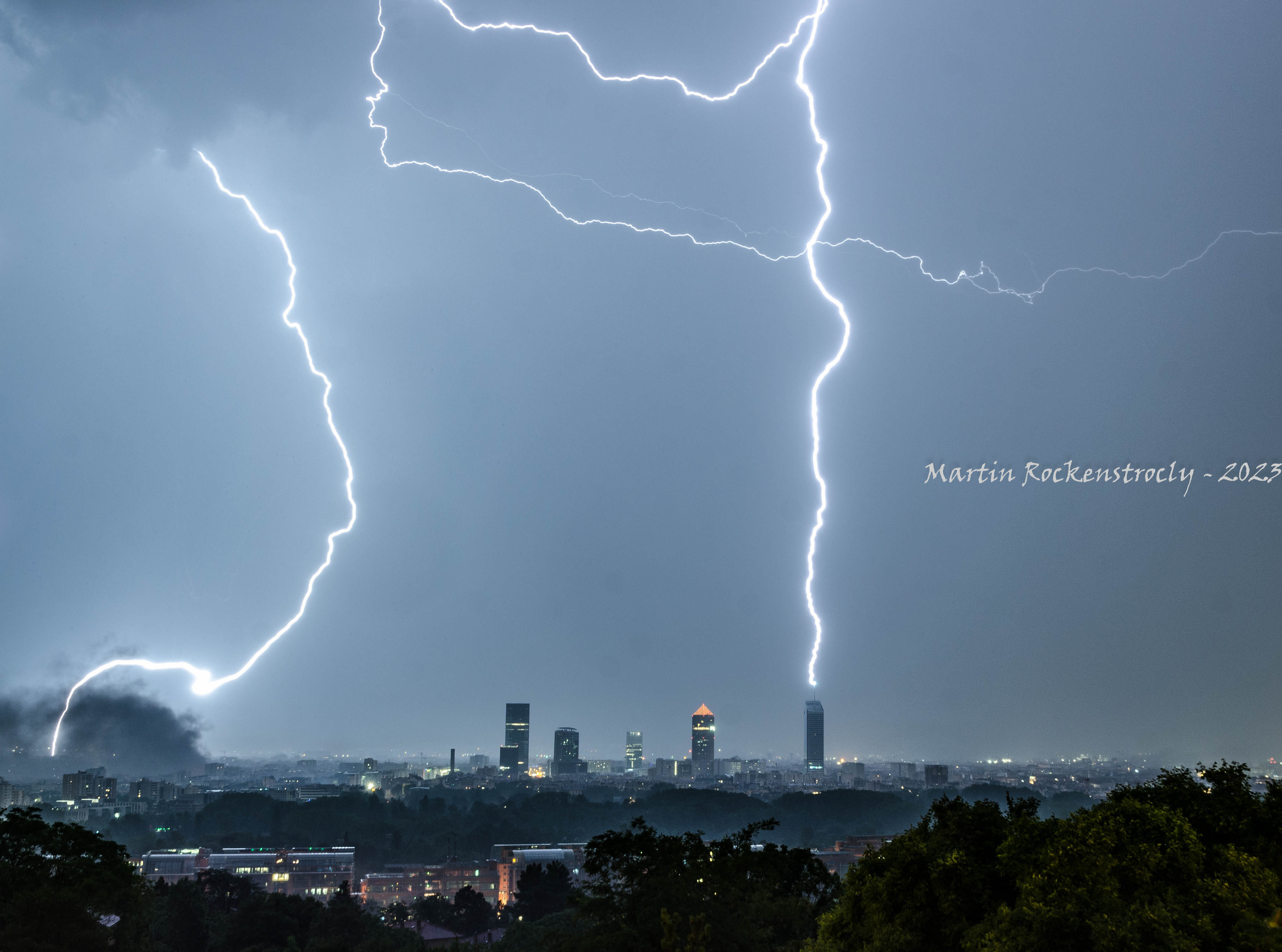 Impact sur le mat de 50m de la Tour INCITY, (200m de haut, 39 étages) dans le quartier d'affaires de la Part-Dieu à Lyon. - 30/06/2023 23:00 - Martin ROCKENSTROCLY