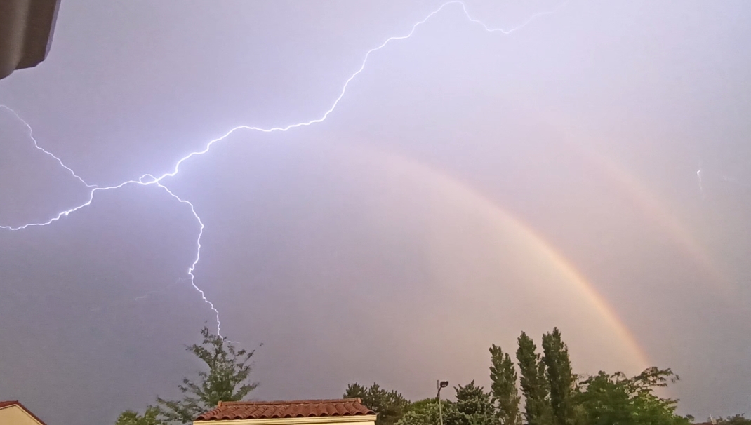 Orage entre Valence et Romans-sur-Isère, éclair lumineux avec deux arcs-en-ciel - 30/06/2025 21:10 - Jordan Bonnet