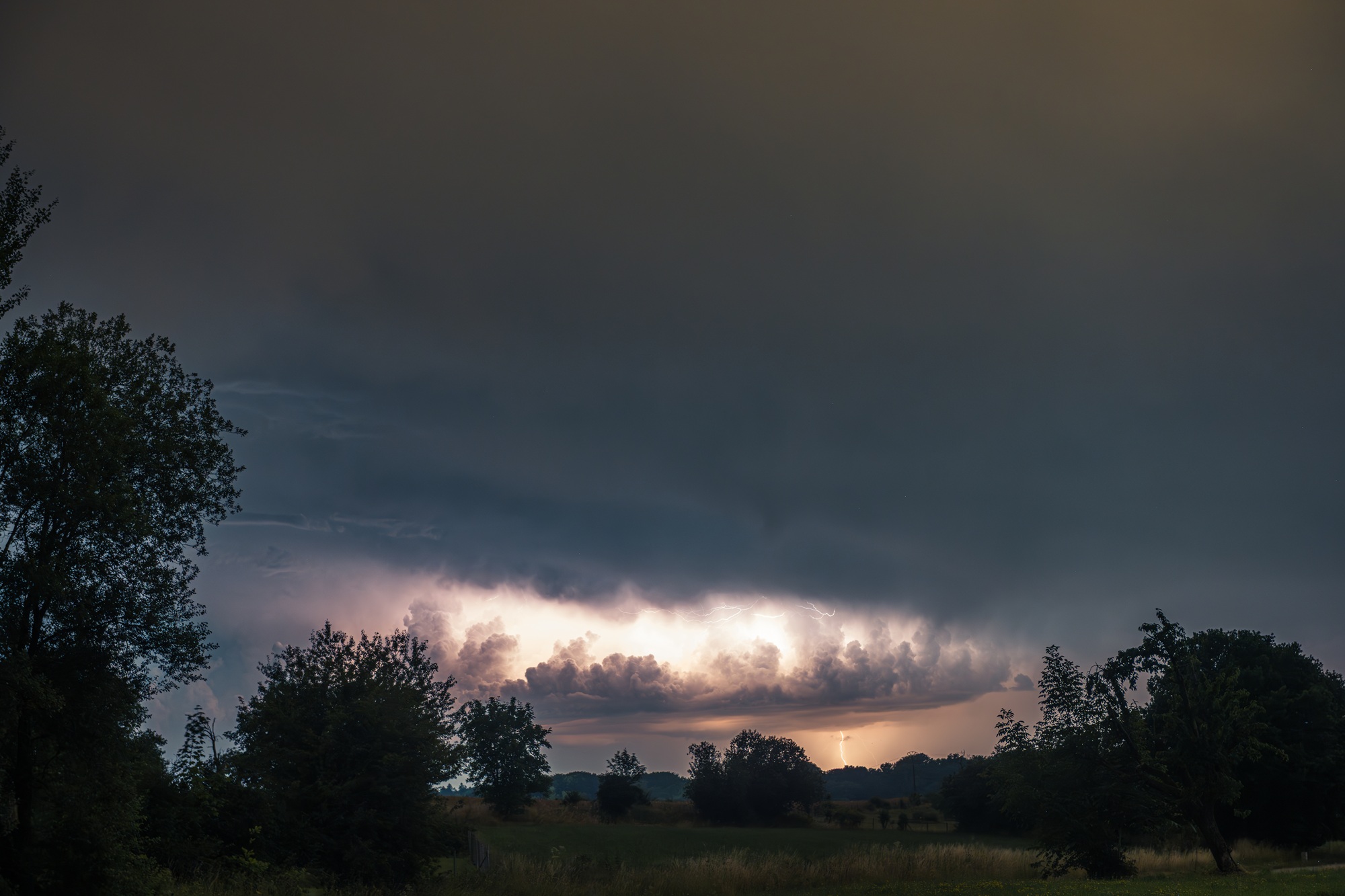 Orage sec hier soir sur la région de Montbéliard, beaucoup d'activité électrique mais principalement des intra nuageux.
Mais ça permet de faire des photos d'ambiance sympa. - 30/06/2025 23:46 - Pierre-David Chambon