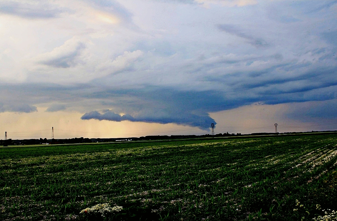 Magnifique supercellule en formation avec son nuage mur en rotation. Photographiée vers Denain dans le Nord. - 30/05/2026 20:20 - matthis Parisseaux
