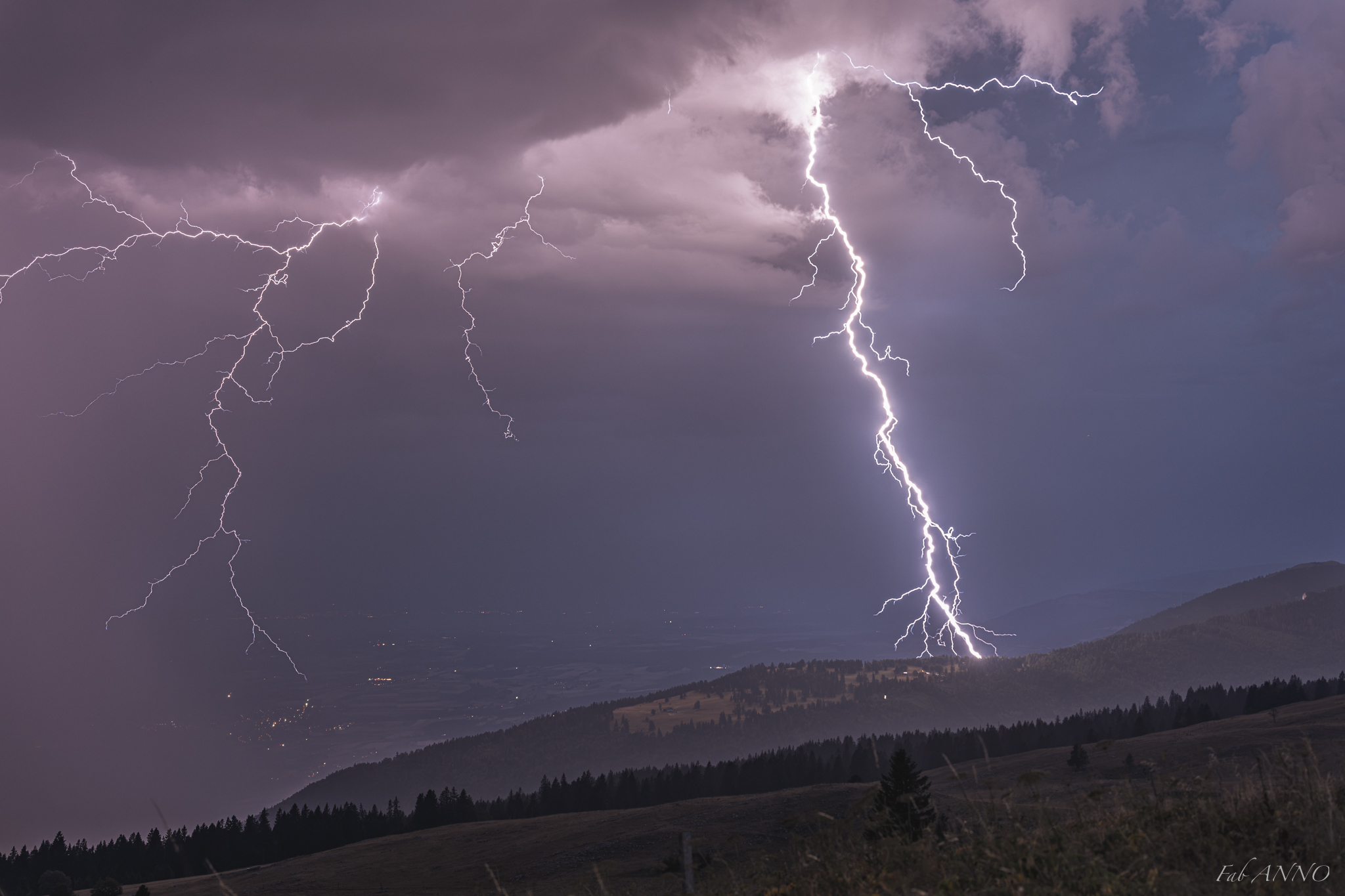 Bonjour photo prise hier soir depuis la Suisse sur le col du Chasseron en direction du Sud Sud Est. - 31/07/2026 21:35 - fabrice ANNONIER