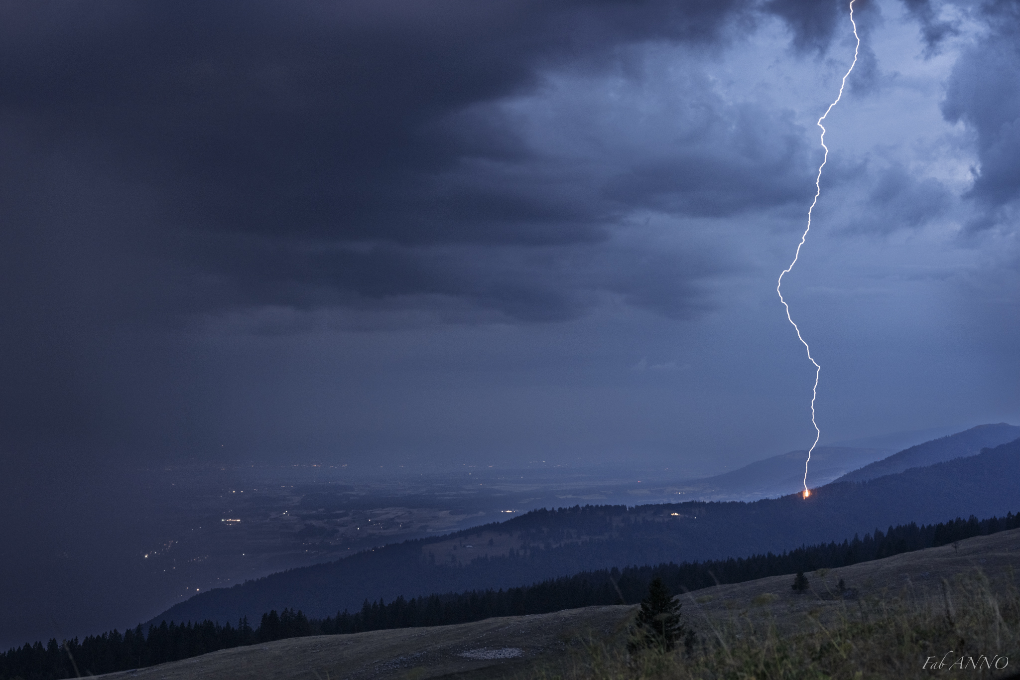 Impact de fourdre toujours depuis la Suisse (col du Chasseron ) en direction du Sud Sud Est  ( Genève) Quelques minutes avant le gros ramifié envoyé précedemment - 31/07/2026 21:30 - fabrice ANNONIER