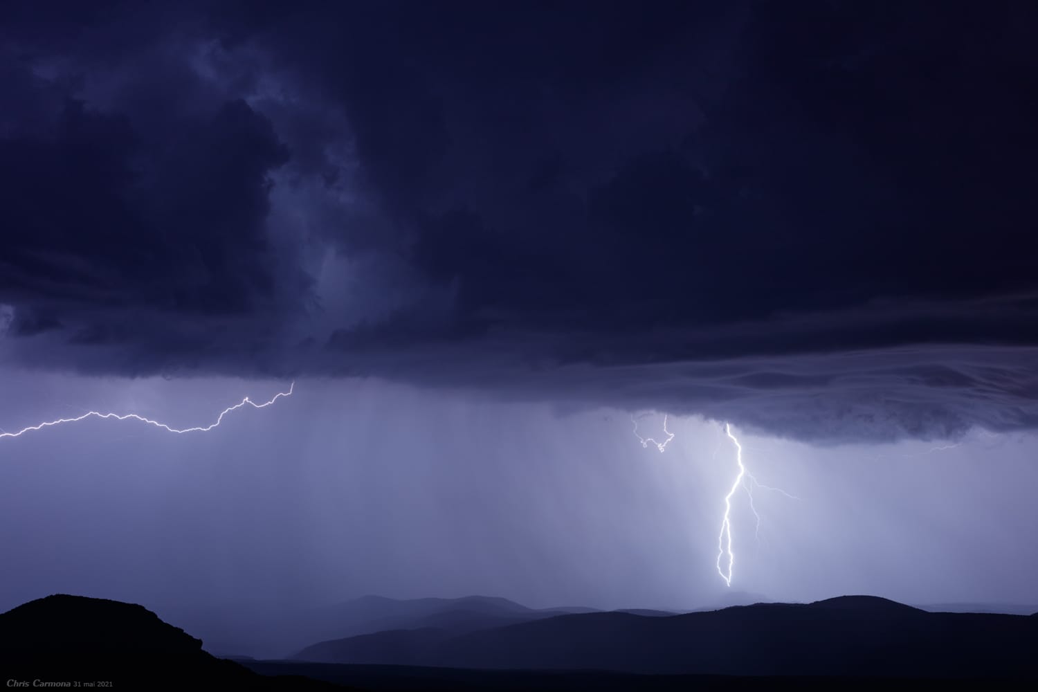 Foudre nocturne sur le nord-est de l'Hérault (impact bifide sur la partie basse du Pic St-Loup, à son ouest). - 31/05/2021 00:39 - Christian Carmona