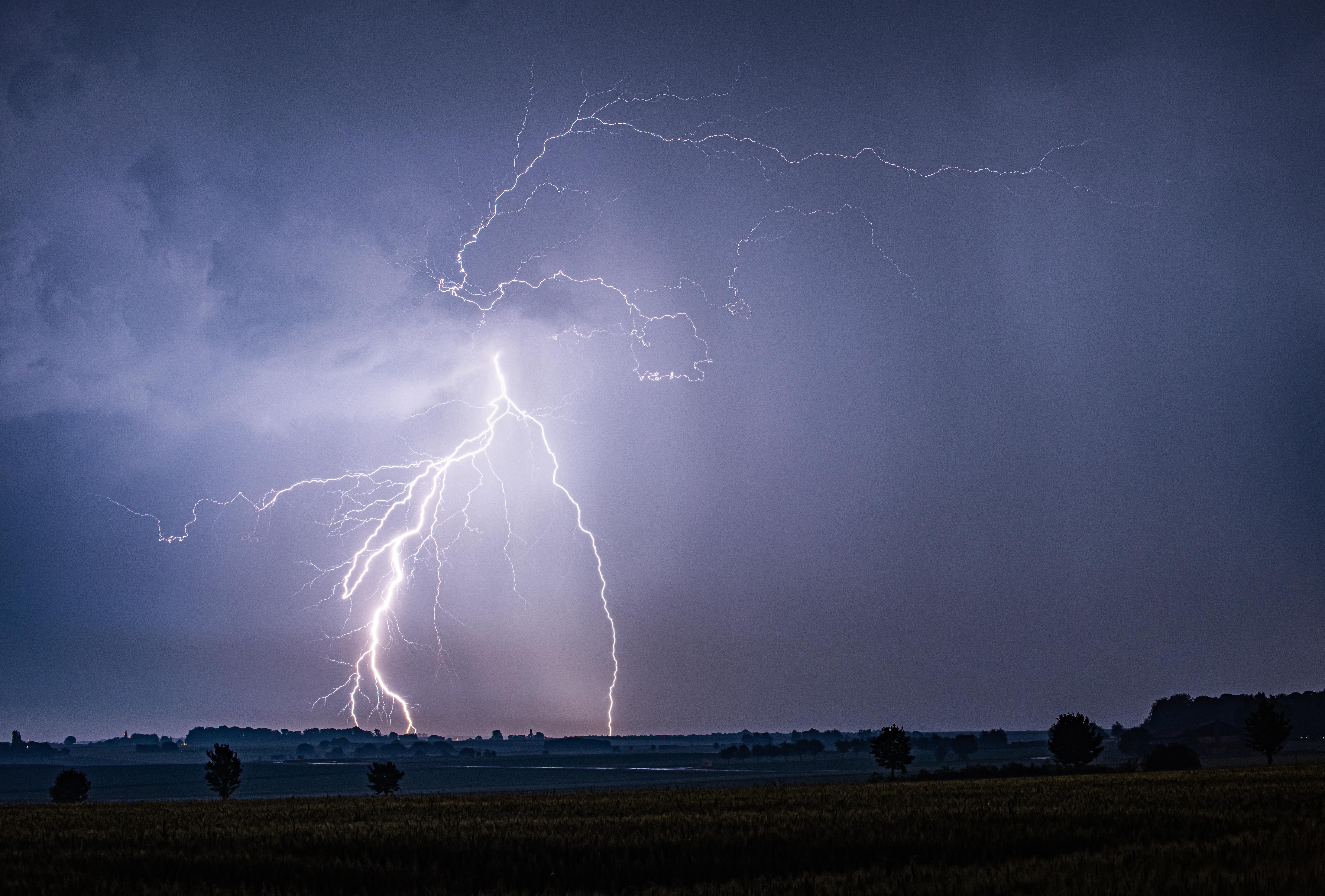Superbe décharge de foudre sous un orage au sud de Cambrai (59) au milieu de la nuit. - 31/05/2026 03:14 - Jules Creteur