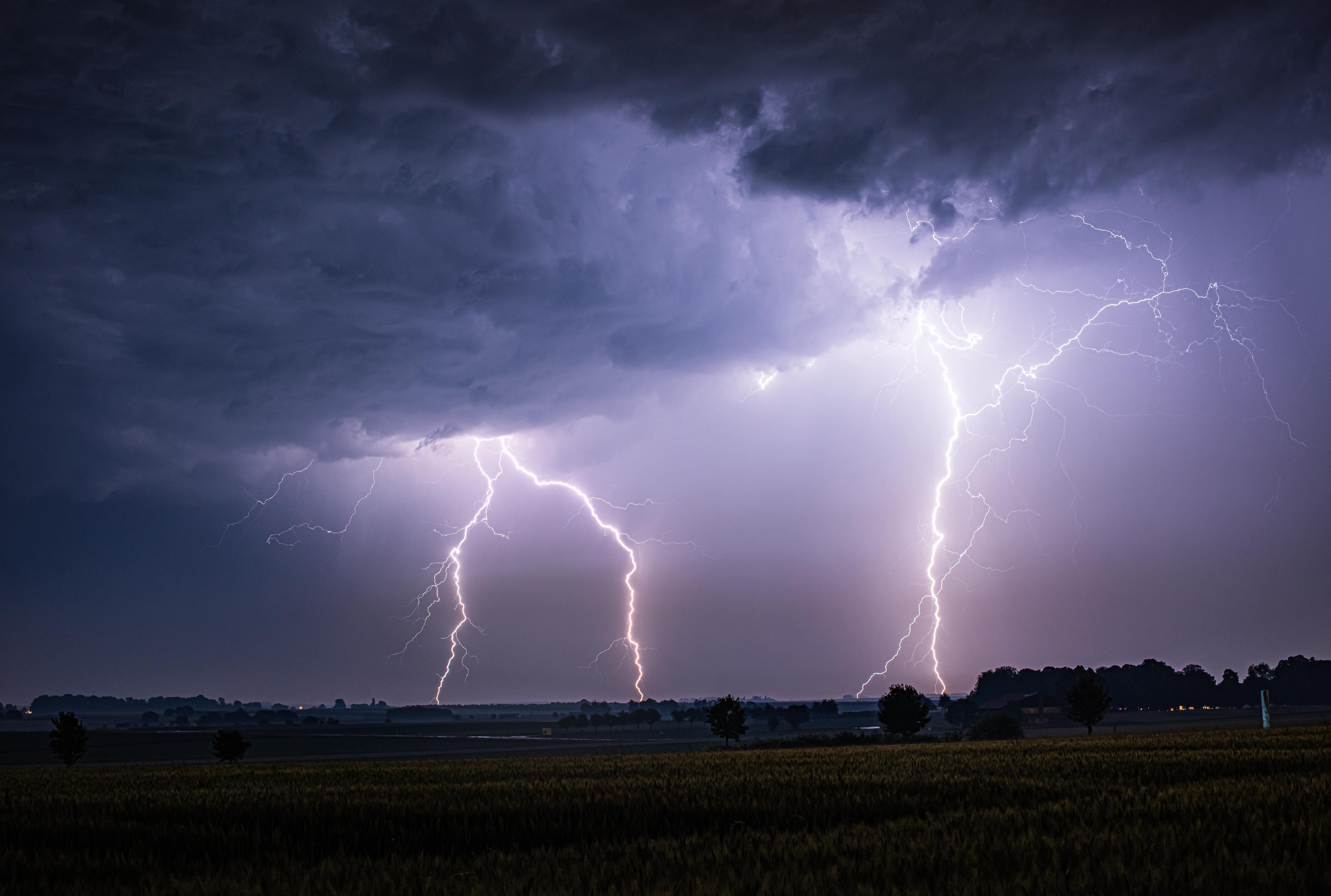 Quadruple impact de foudre au sud de Cambrai dans le Nord (59). Superbe orage avec une activité électrique presque uniquement nuage - sol. - 31/05/2026 03:10 - Jules Creteur
