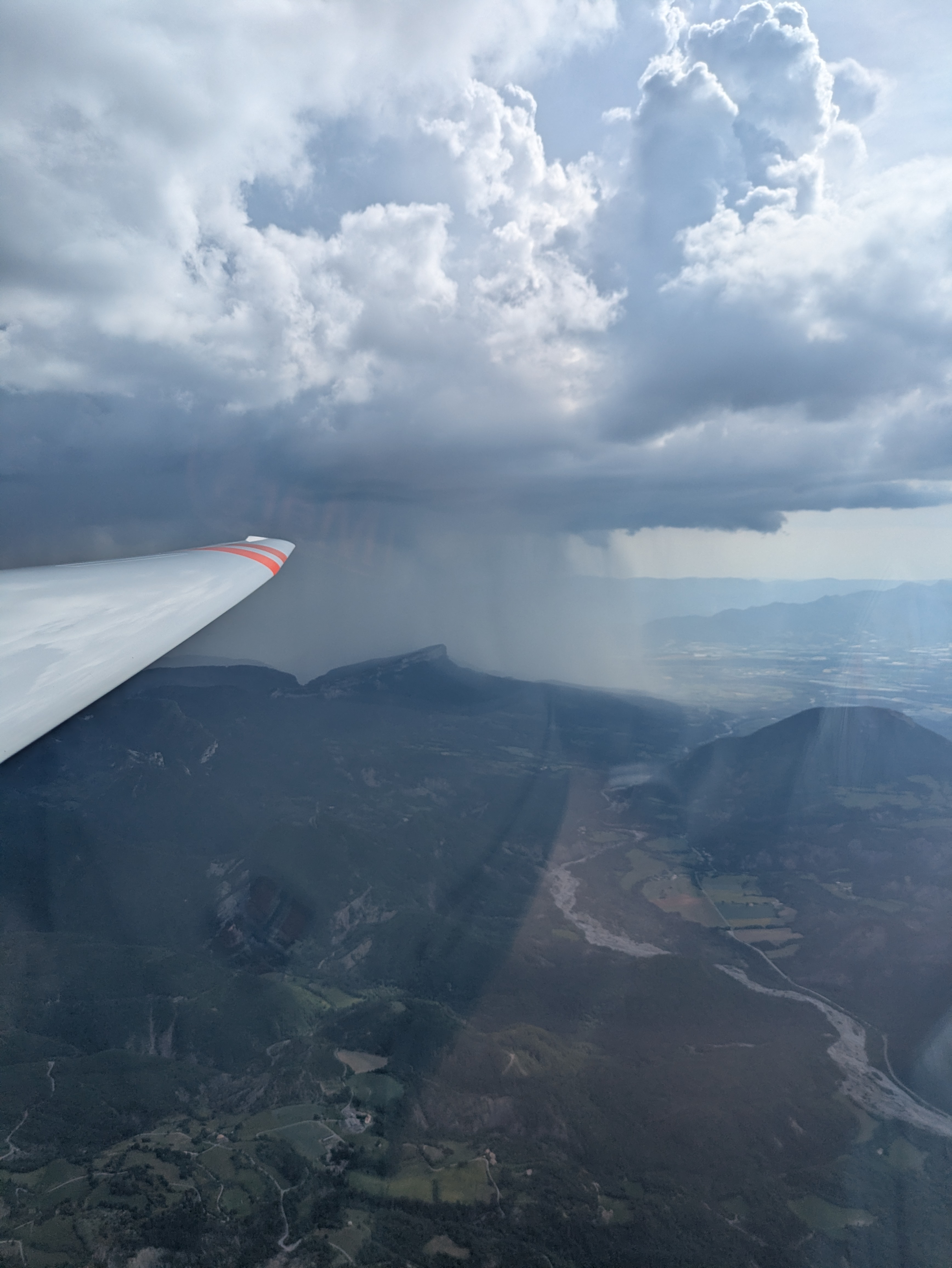 cellule orageuse au dessus de la ville de Sisteron. Vue depuis un planeur survolant le terrain de la Motte du Caire - 31/05/2026 17:10 - Louis Lescroart